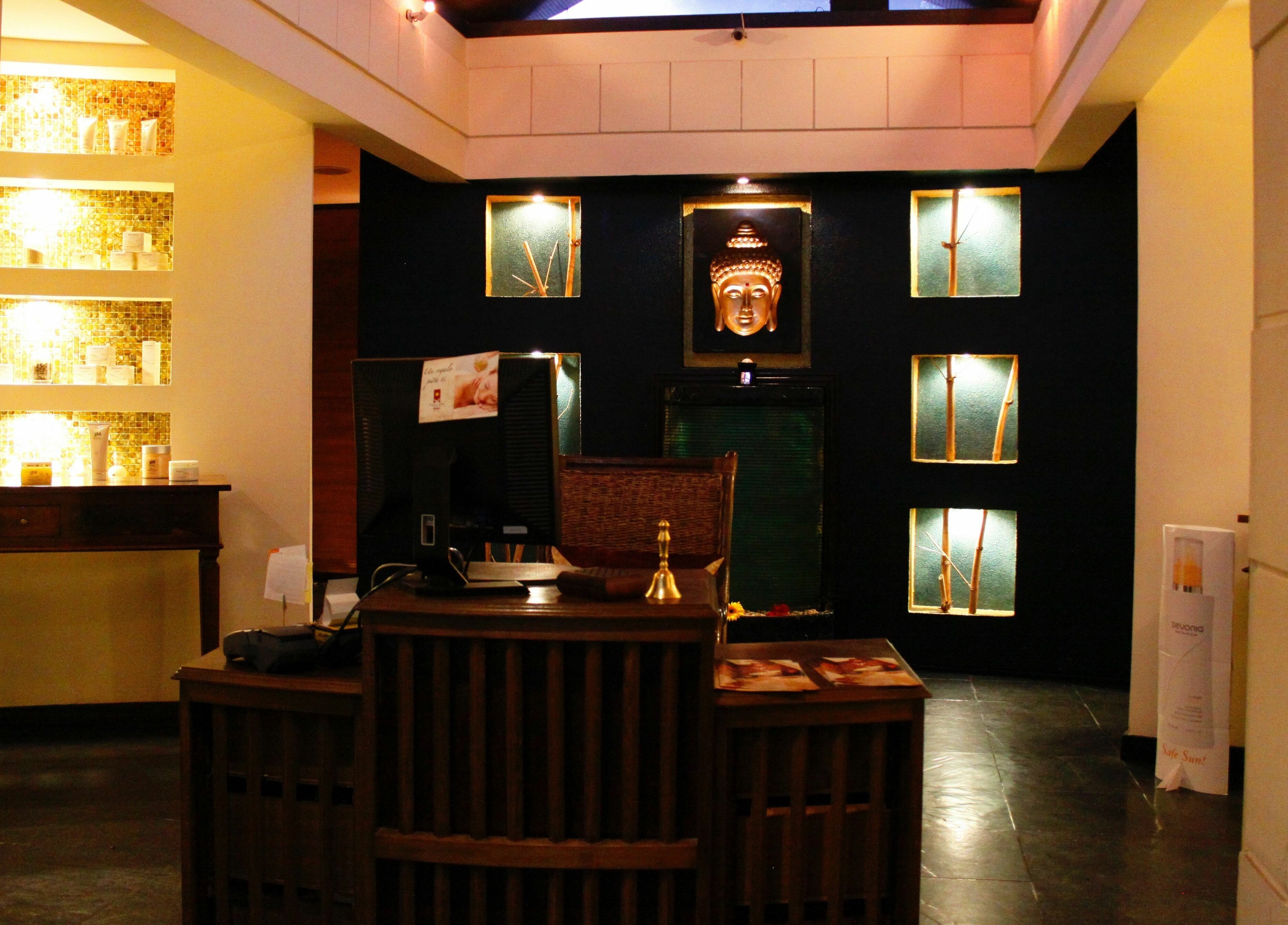 Recepción de Thai Spa Soleil en Ciudad Antigua Guatemala, Sacatepéquez, GT con decoración iluminada.