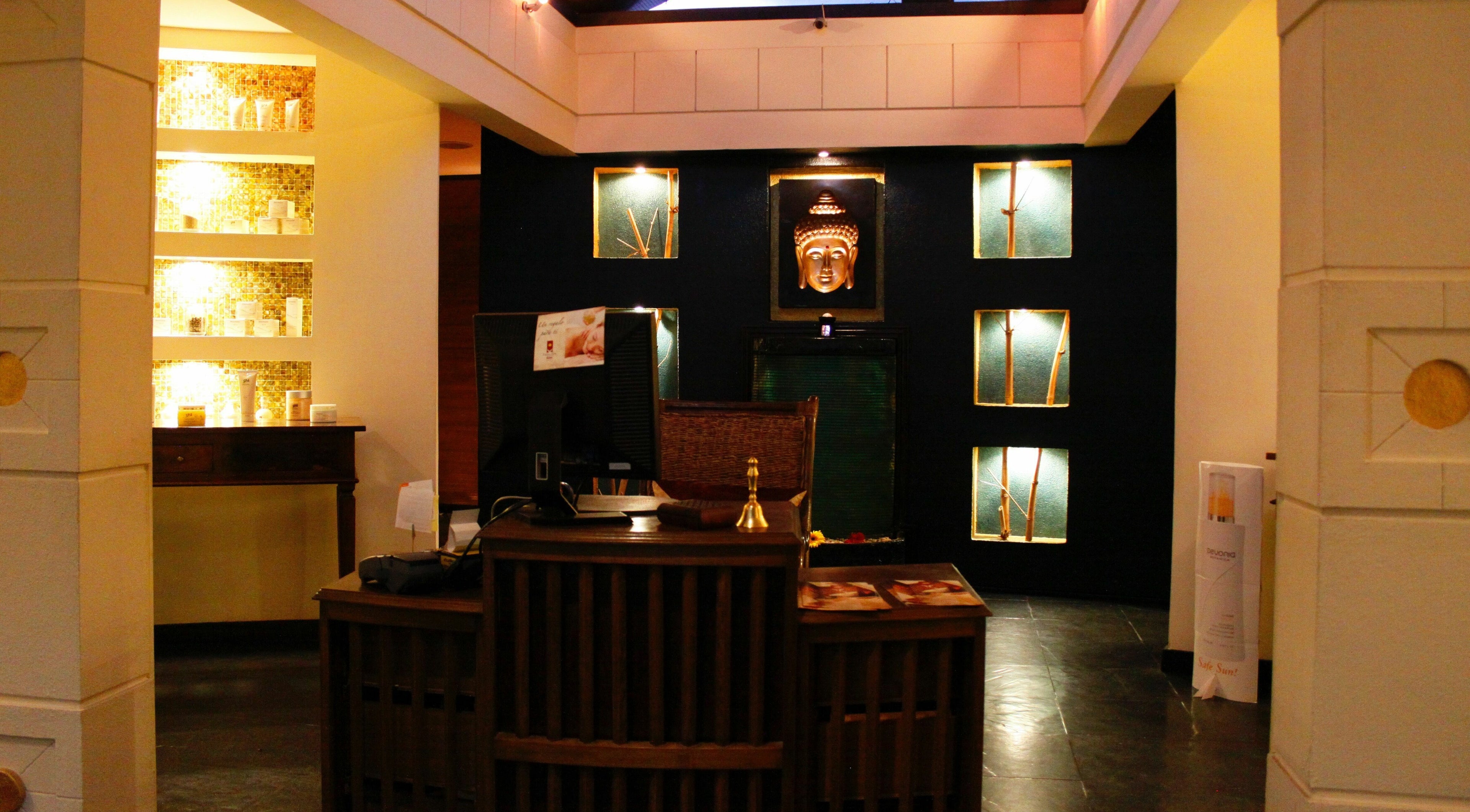 Recepción de Thai Spa Soleil en Ciudad Antigua Guatemala, Sacatepéquez, GT con decoración iluminada.