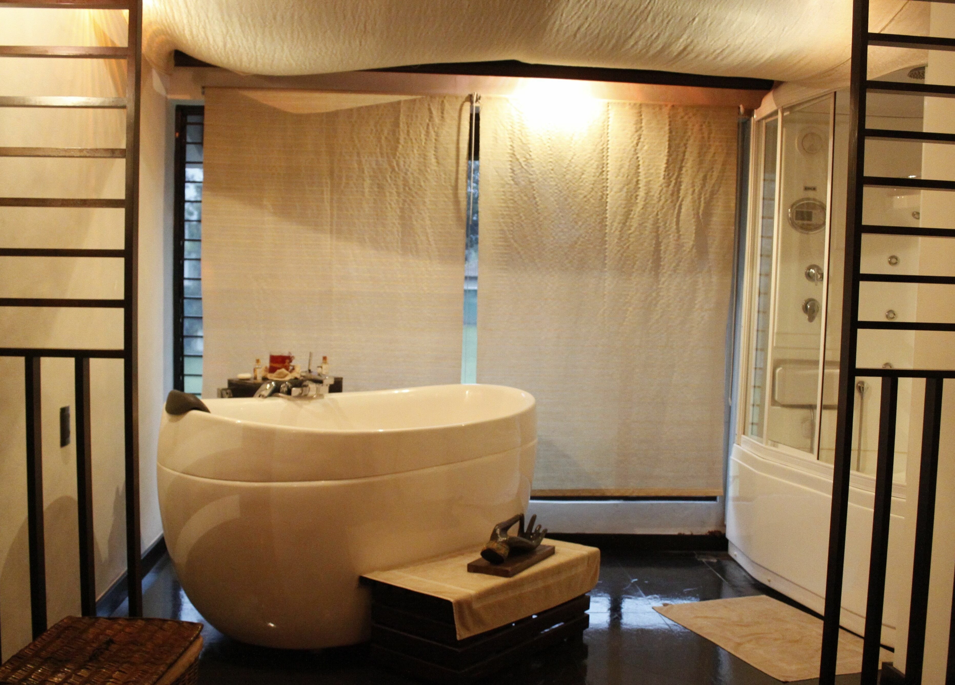 Lujoso baño en Thai Spa Soleil, Cuidad Antigua Guatemala, Sacatepéquez, GT. Relájate en su elegante ambiente.