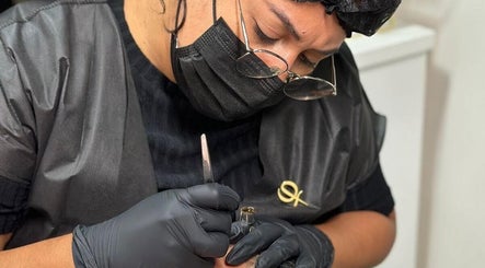 Técnica de cejas en Brows House, Mazatlán, Sinaloa, MX, destacando precisión y cuidado en el proceso.