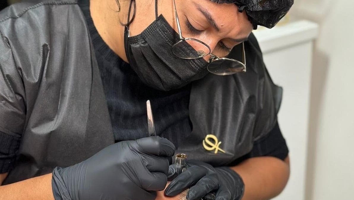 Especialista de Brows House en Mazatlán, Sinaloa, MX realiza tratamiento de microblading.