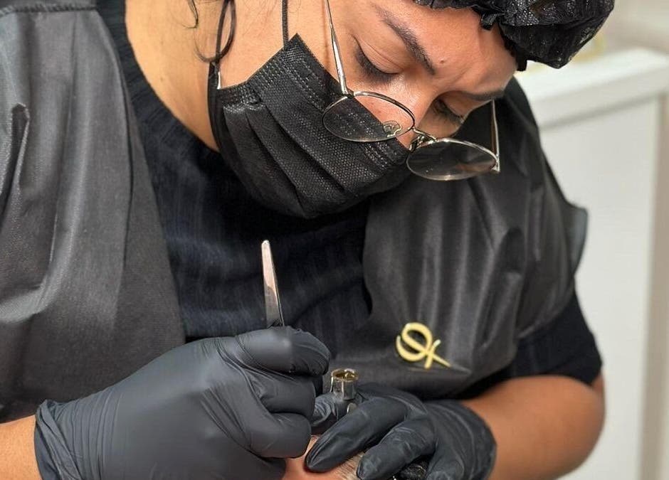 Especialista de Brows House en Mazatlán, Sinaloa, MX realiza tratamiento de microblading.