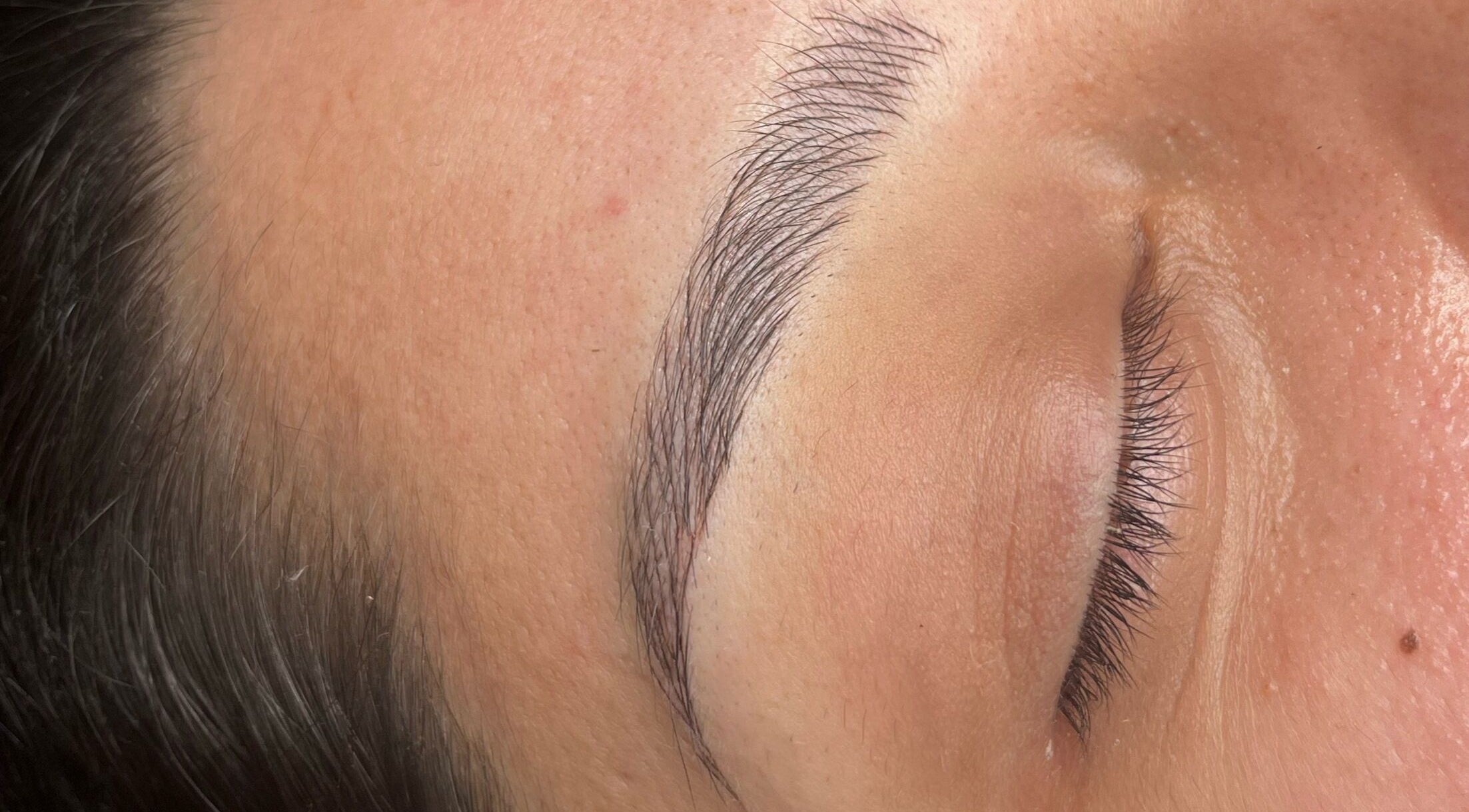 Detalle de cejas impecables en Brows House, Mazatlán, Sinaloa, MX.
