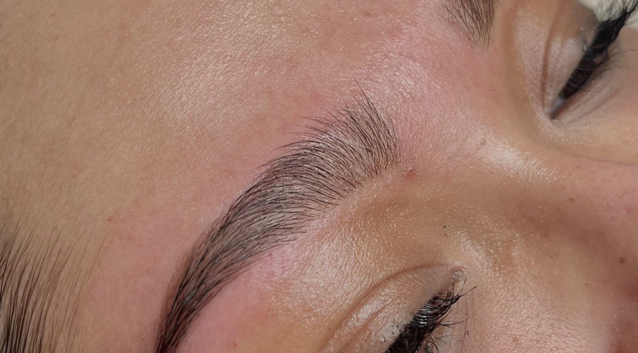 Ceja impecable post-tratamiento en Brows House, Mazatlán, Sinaloa, MX.