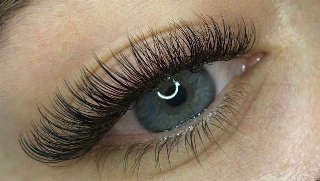 Close-up of eyelash extensions at Bantai Beautybar, Chang Wat Surat Thani, TH, showcasing lush, dramatic lashes.