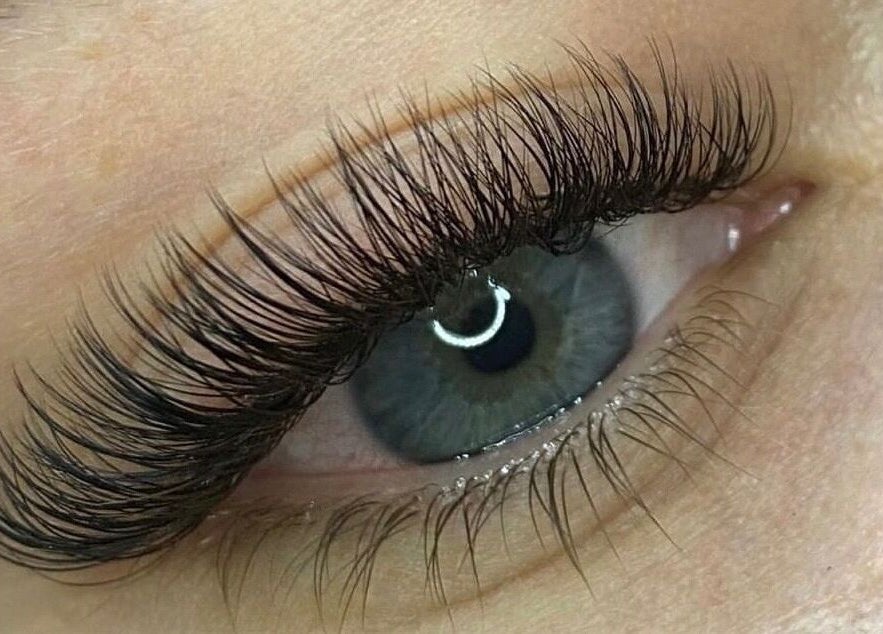 Close-up of eyelash extensions at Bantai Beautybar, Chang Wat Surat Thani, TH, showcasing lush, dramatic lashes.