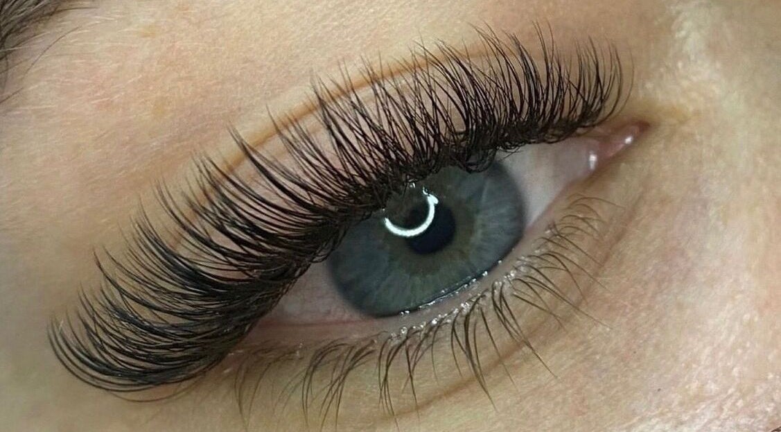 Close-up of eyelash extensions at Bantai Beautybar, Chang Wat Surat Thani, TH, showcasing lush, dramatic lashes.