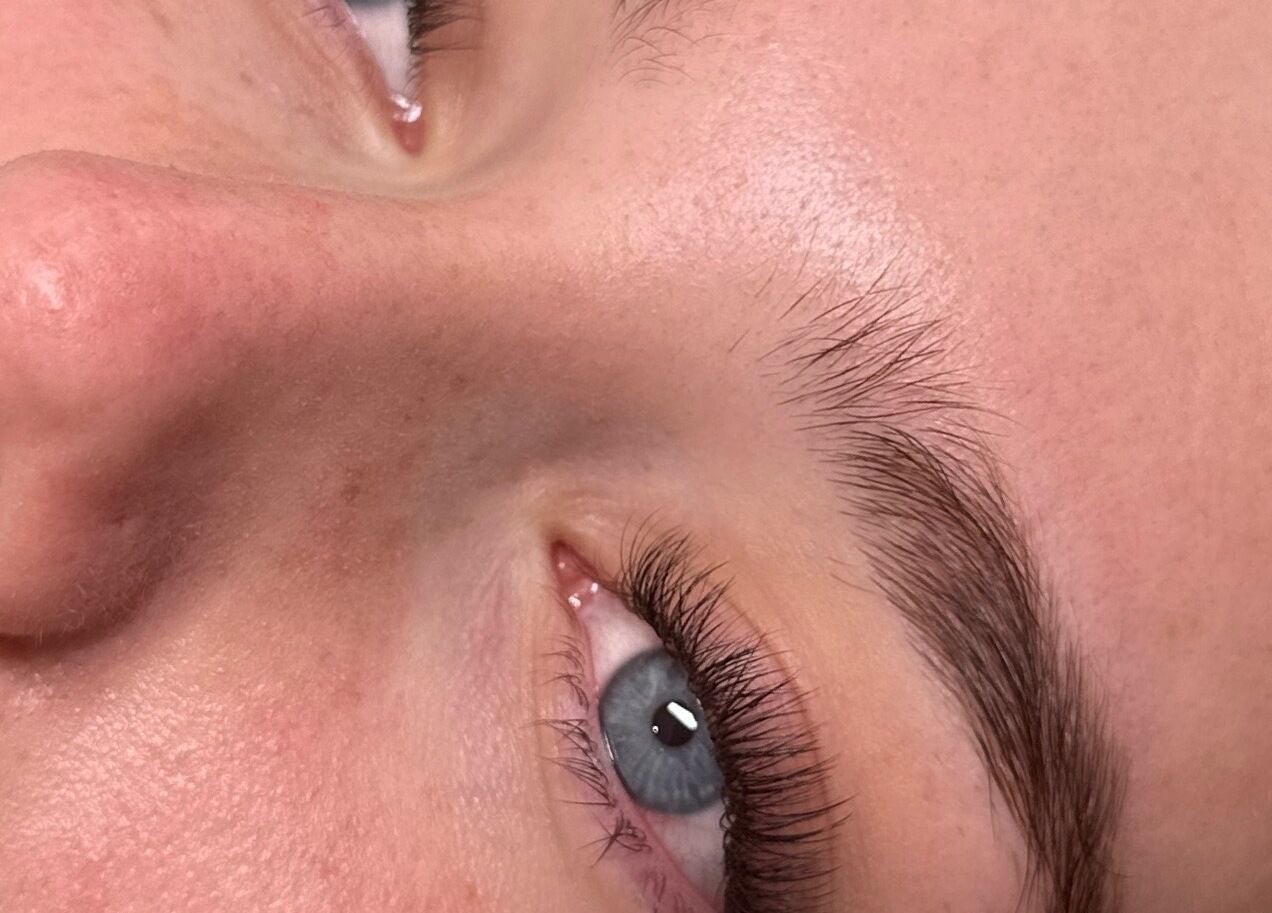 Close-up of natural lashes at Bantai Beautybar, Chang Wat Surat Thani, TH showcasing expert eyelash care.