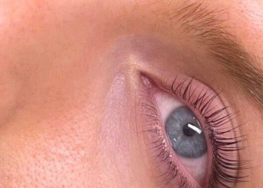 Close-up of a perfectly groomed eye at Bantai Beautybar, Chang Wat Surat Thani, Thailand.