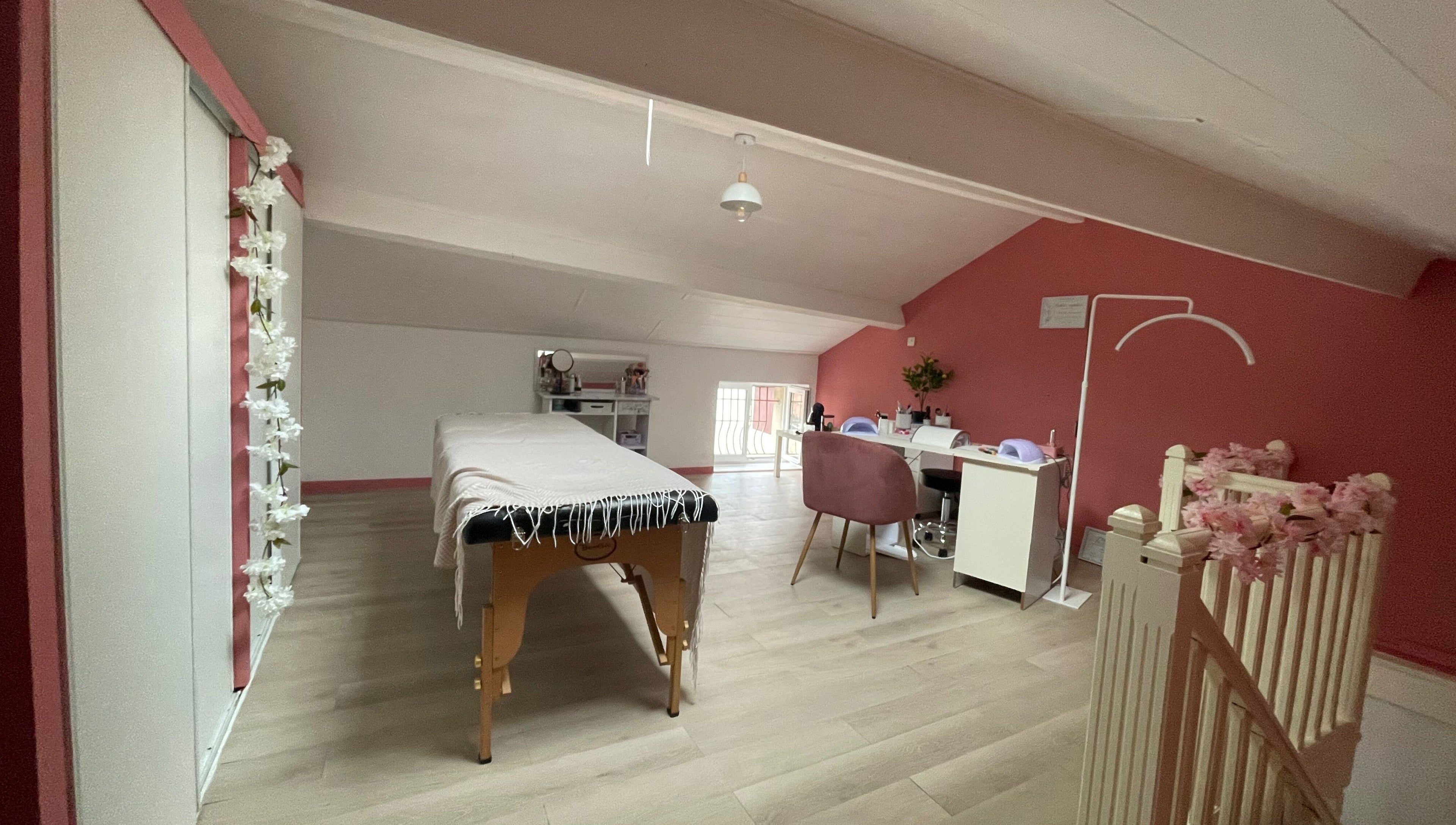 Salle de soins élégante avec table de massage à Betileak, La Rochette, Poitou Charente, FR.