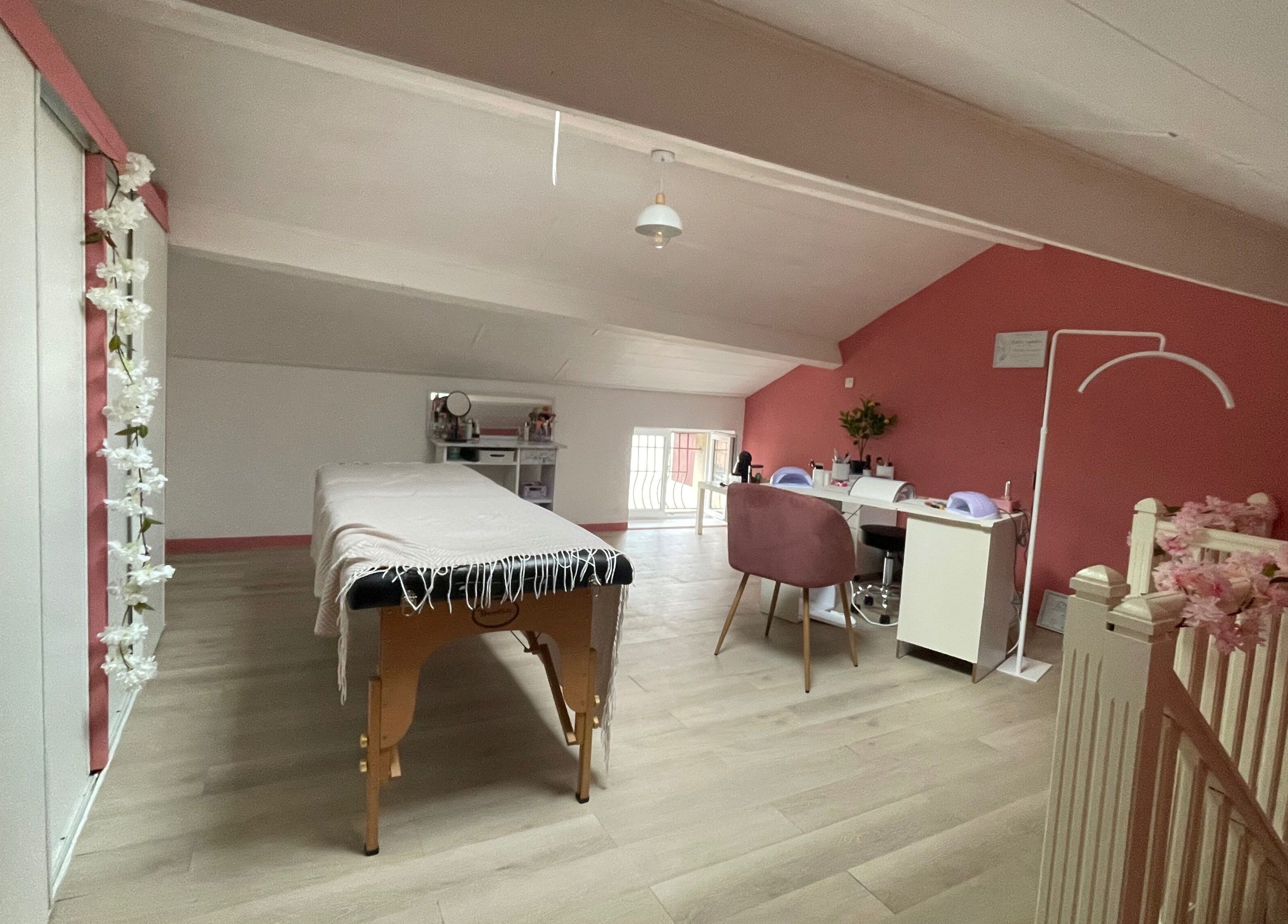 Salle de soins élégante avec table de massage à Betileak, La Rochette, Poitou Charente, FR.