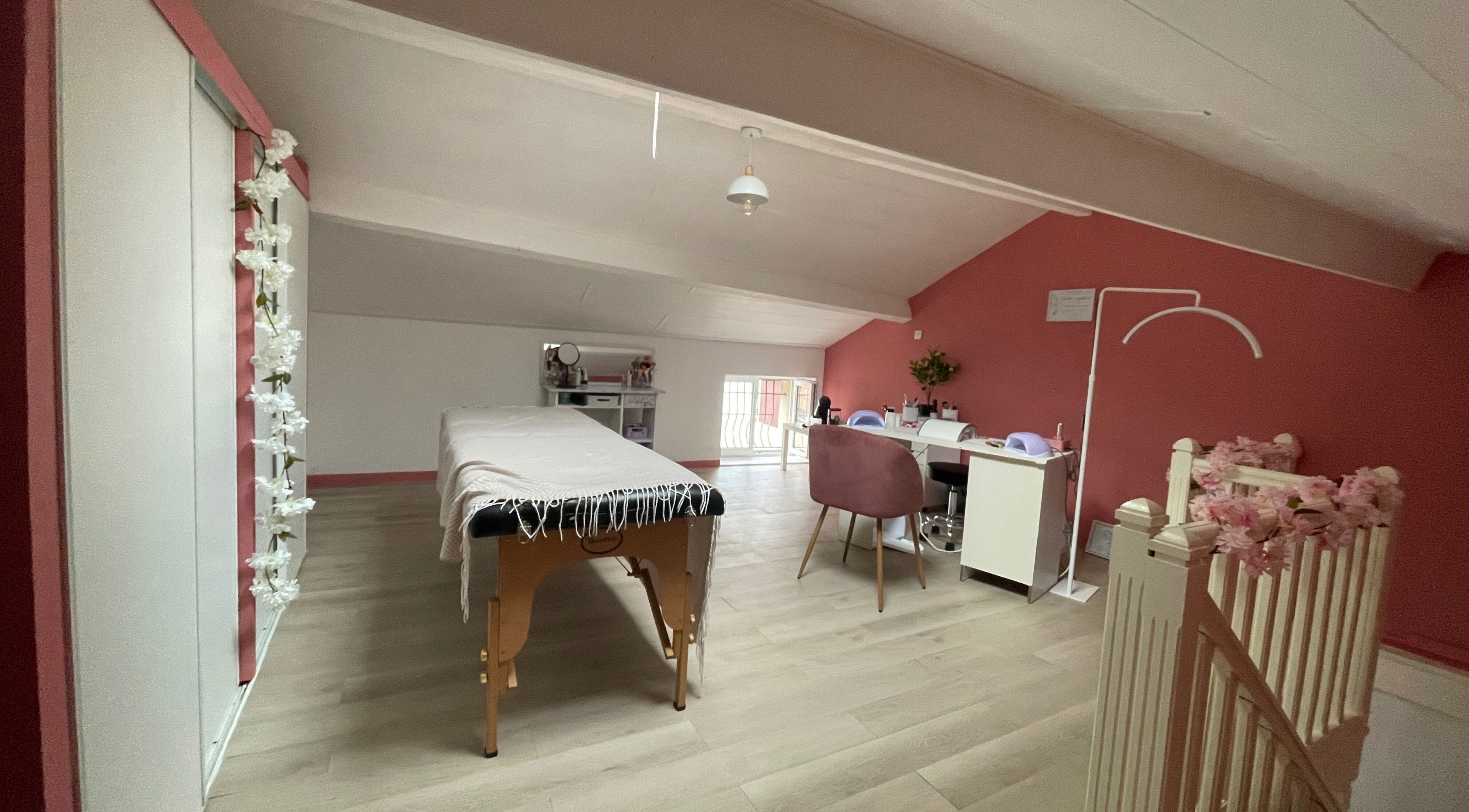 Salle de soins élégante avec table de massage à Betileak, La Rochette, Poitou Charente, FR.