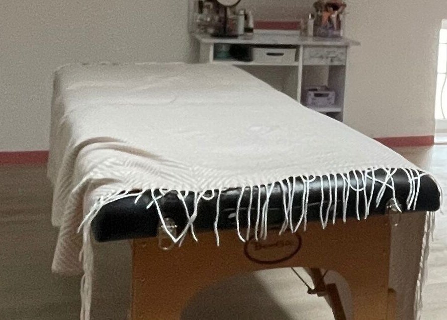 Salle de massage zen à Betileak, La Rochette, Poitou Charente, FR, avec table blanche élégante.