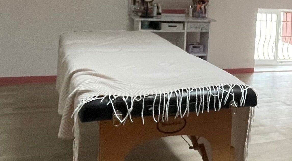 Salle de massage zen à Betileak, La Rochette, Poitou Charente, FR, avec table blanche élégante.