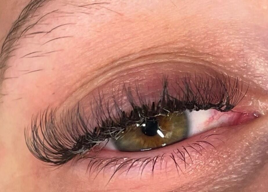 Extensions de cils à Betileak, La Rochette, Poitou Charente, FR offrant un look élégant et raffiné.