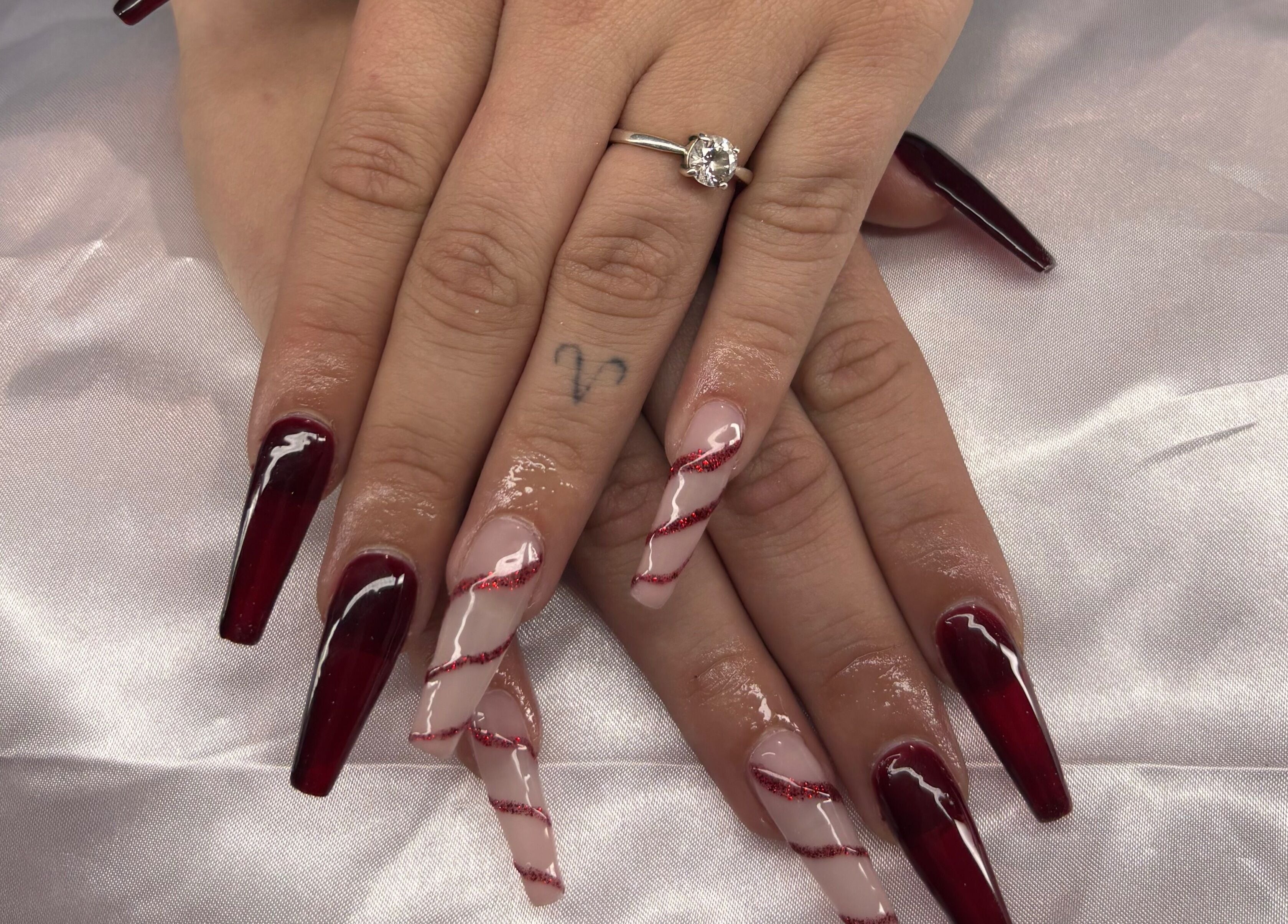 Design d'ongles élégant Betileak à La Rochette, Poitou Charente, FR avec vernis rouge et motifs.