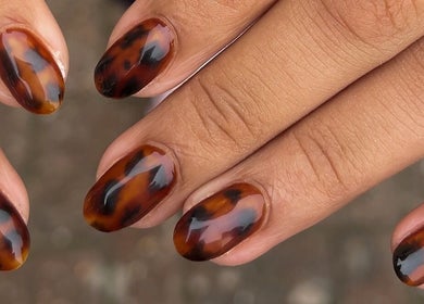 Stylish tortoise shell nail art at Sunday Nail Club in Colchester, England, GB.