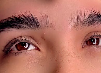Cejas bien definidas en Antobeautyart Pocitos, Pocitos, Montevideo, UY. Experiencia de belleza profesional.
