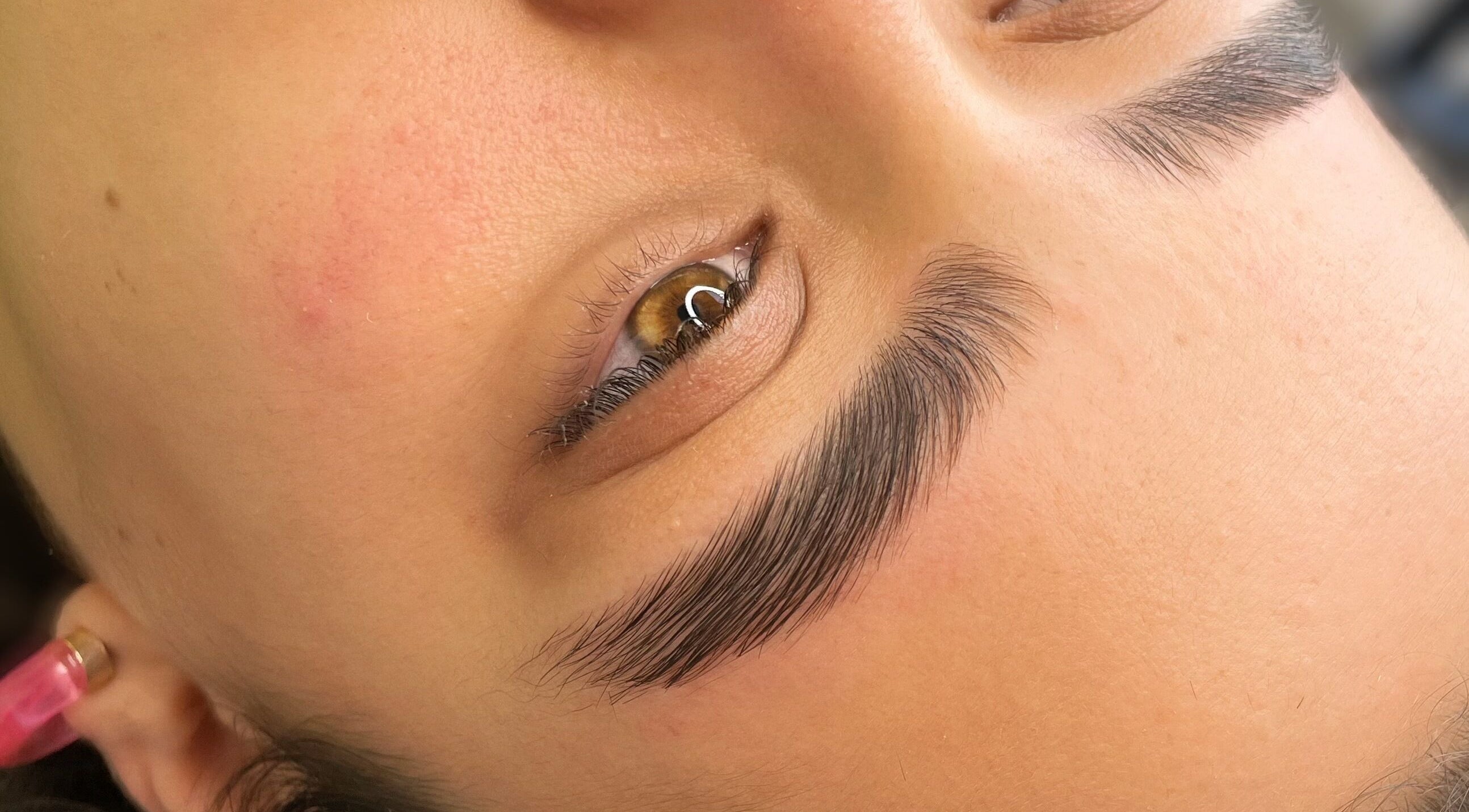 Close-up de cejas perfectamente delineadas en RHODIUM Micropigmentación - Antonella Regi, Montevideo, Departamento De Montevideo, UY.