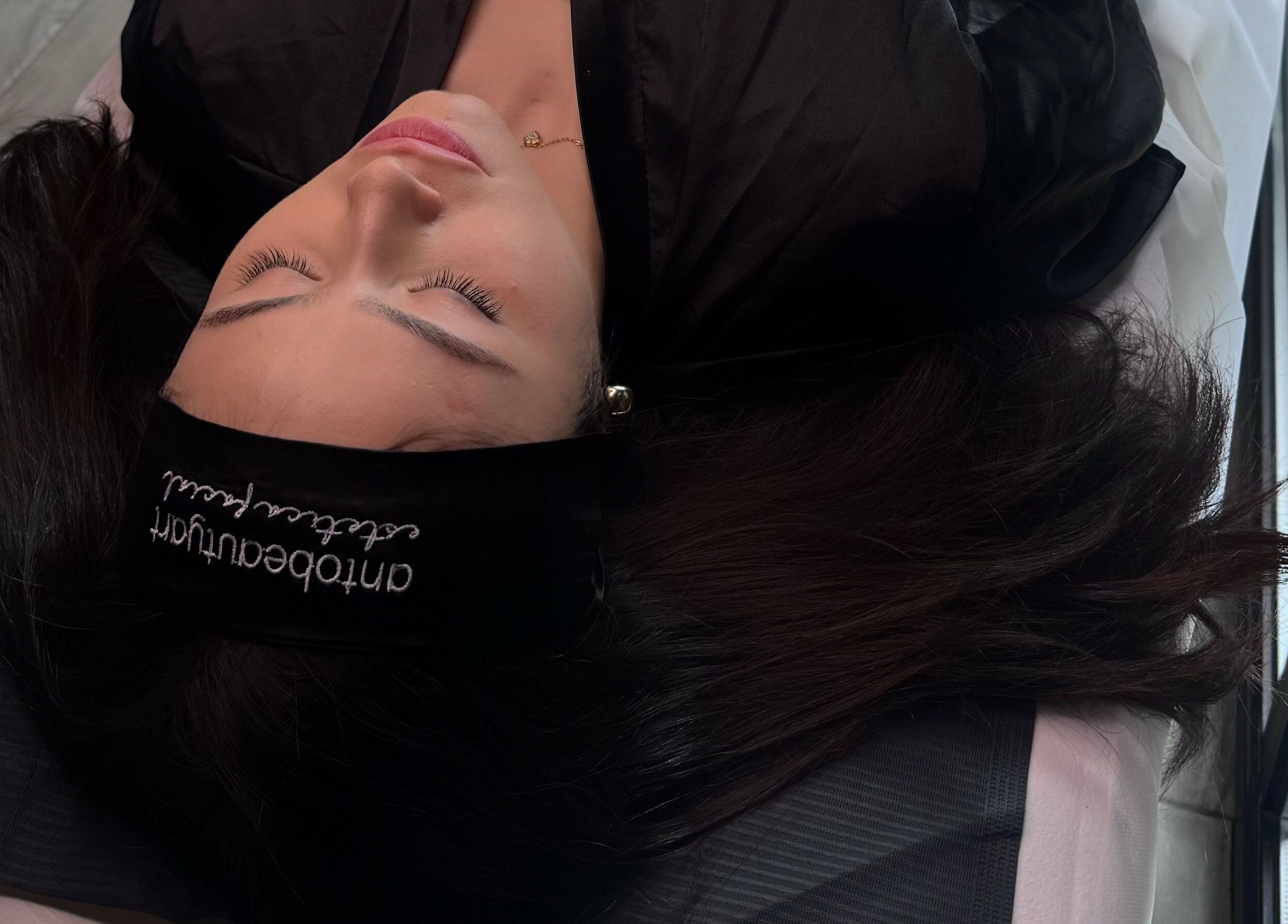 Tratamiento de belleza en Pocitos, Montevideo, UY. Sesión en Pocitos, Micropigmentación resaltando cejas perfectas.