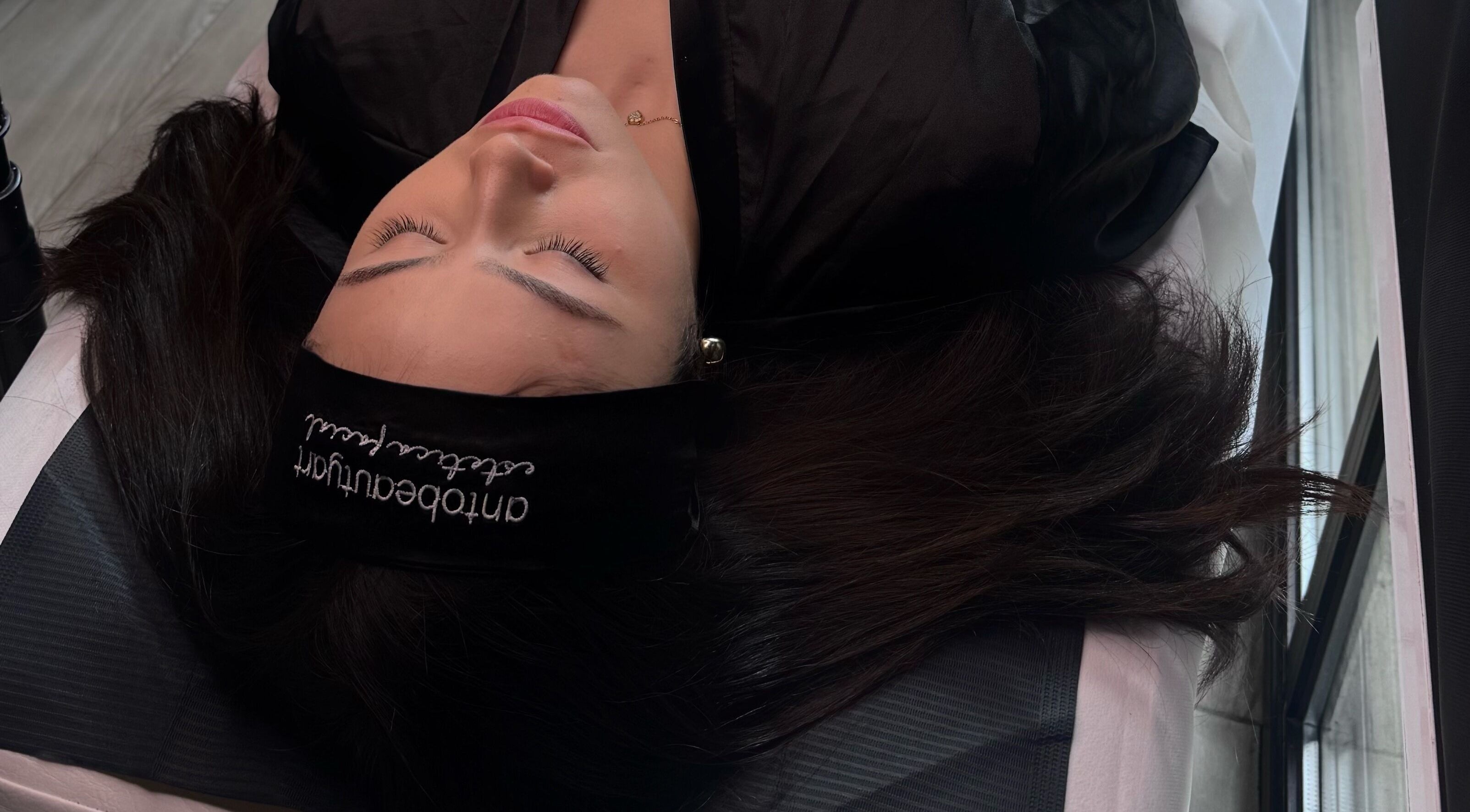 Tratamiento de belleza en Pocitos, Montevideo, UY. Sesión en Pocitos, Micropigmentación resaltando cejas perfectas.