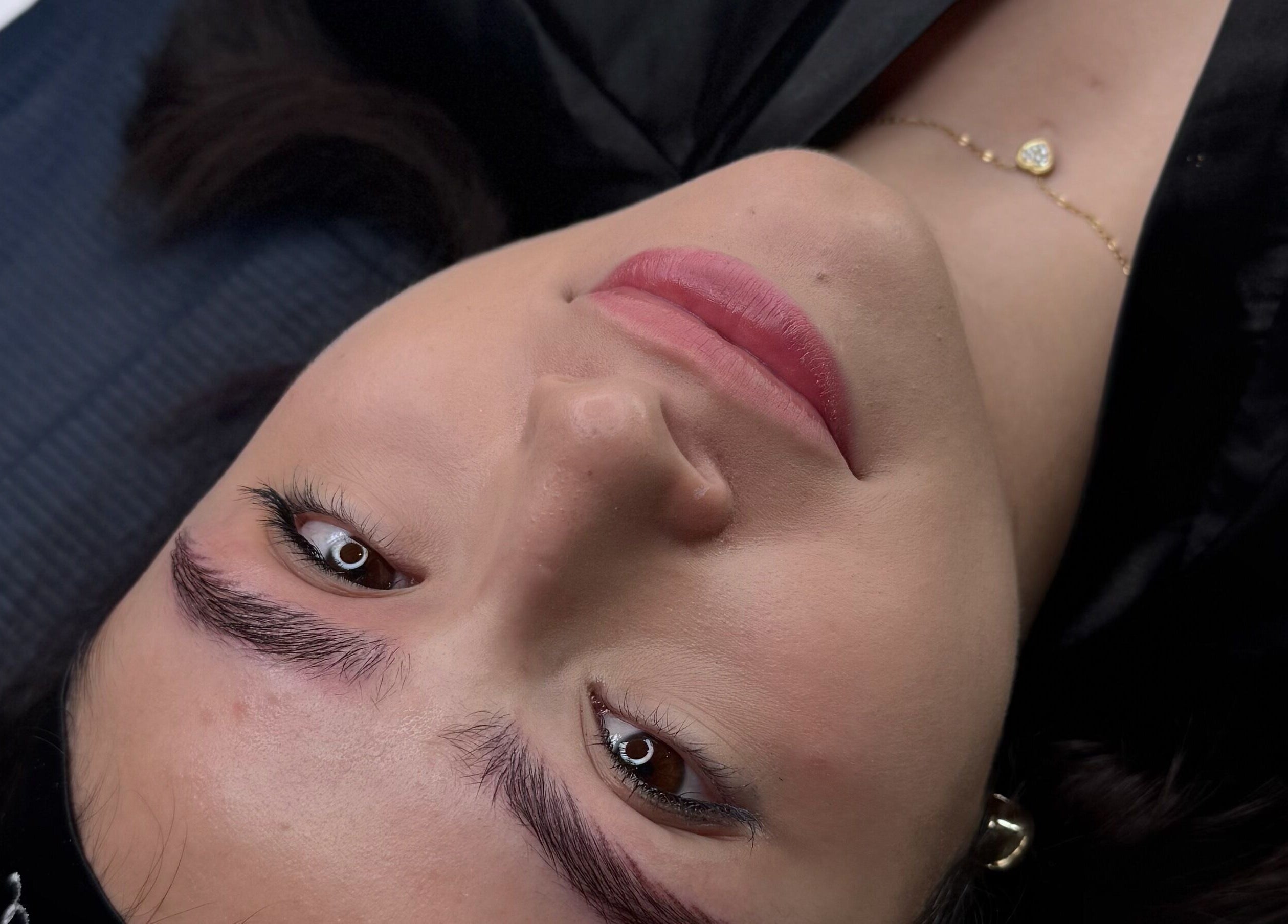 Cliente relajada en sesión de belleza en Pocitos, Micropigmentación, Pocitos, Montevideo, UY.