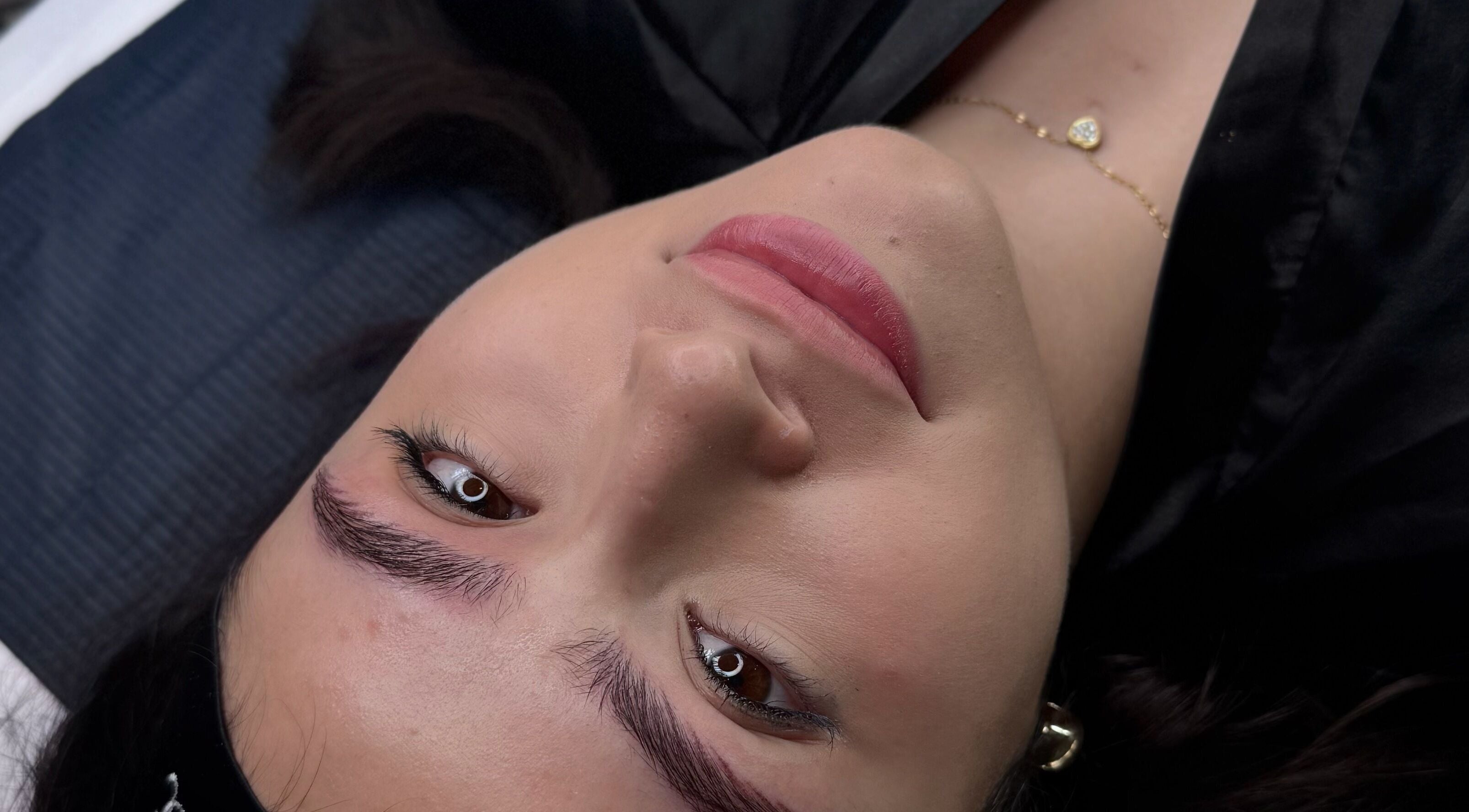 Cliente relajada en sesión de belleza en Pocitos, Micropigmentación, Pocitos, Montevideo, UY.