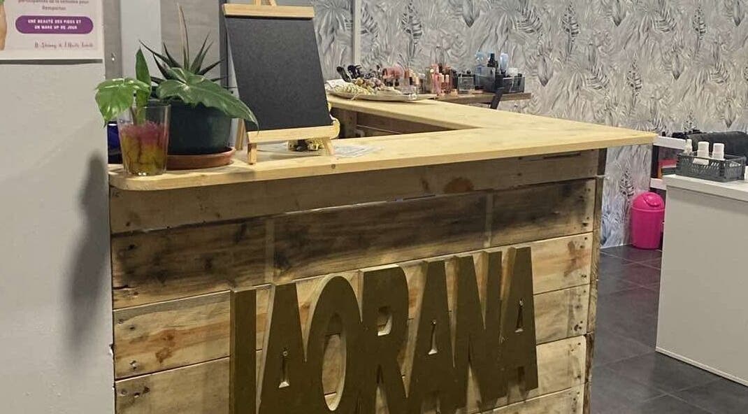 Comptoir en bois stylé de T.Nails Tahiti, Mahina, Îles Du Vent, PF avec décoration tropicale.