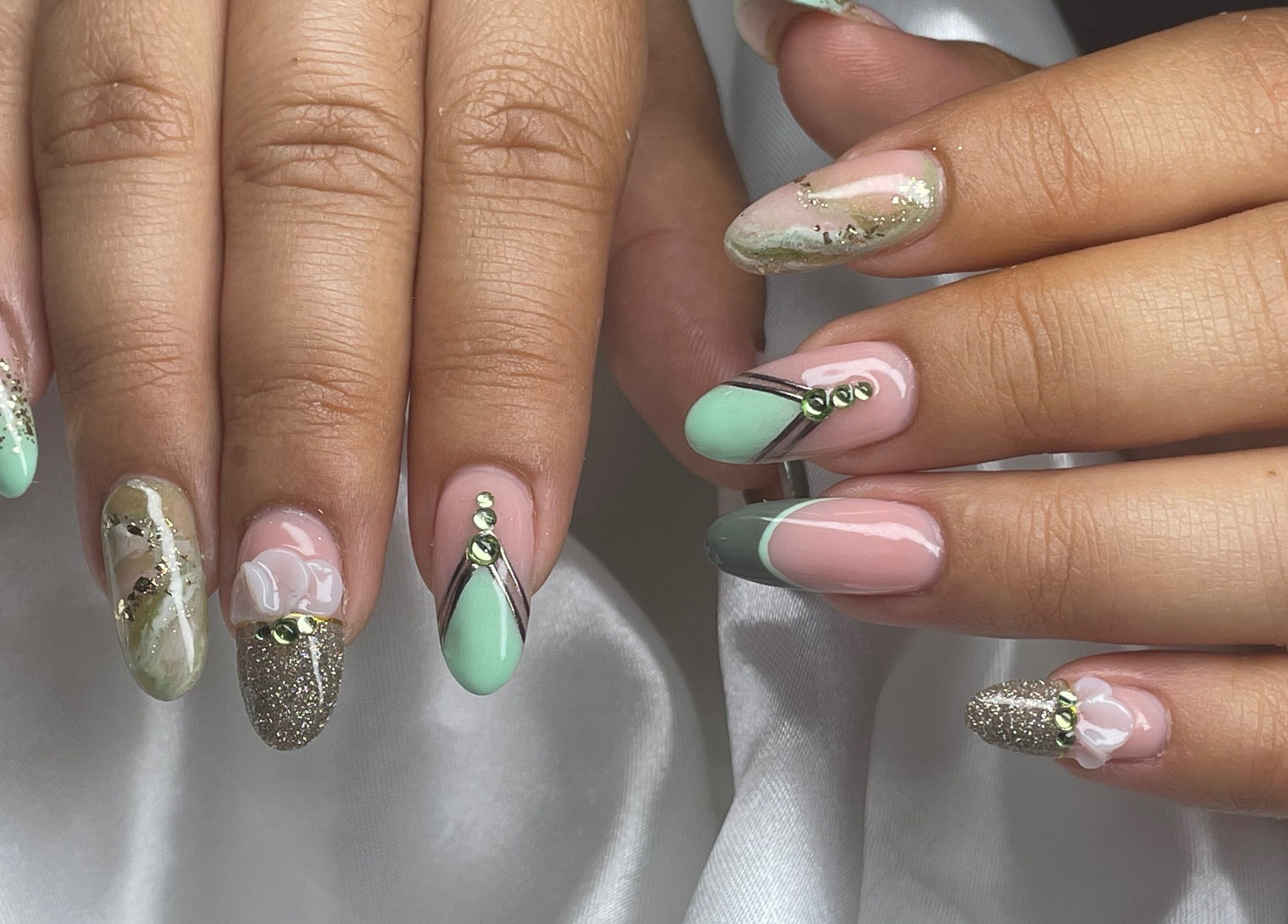 Manucure élégante à T.Nails Tahiti, Mahina, Îles Du Vent, PF avec motifs artistiques.