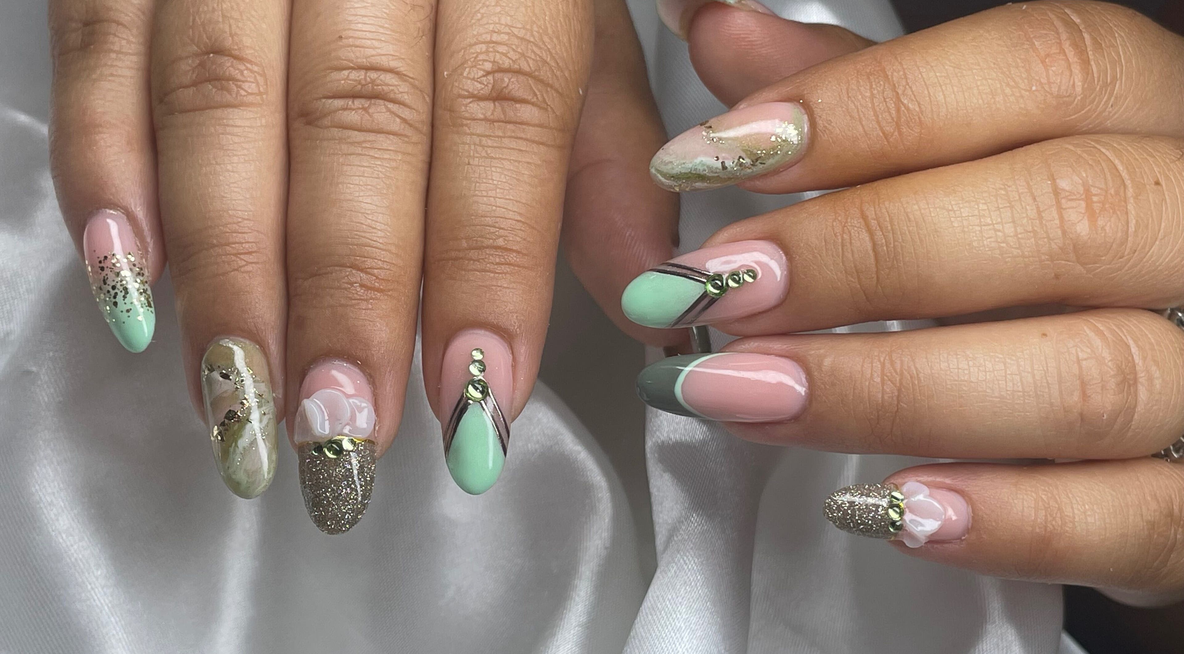 Manucure élégante à T.Nails Tahiti, Mahina, Îles Du Vent, PF avec motifs artistiques.