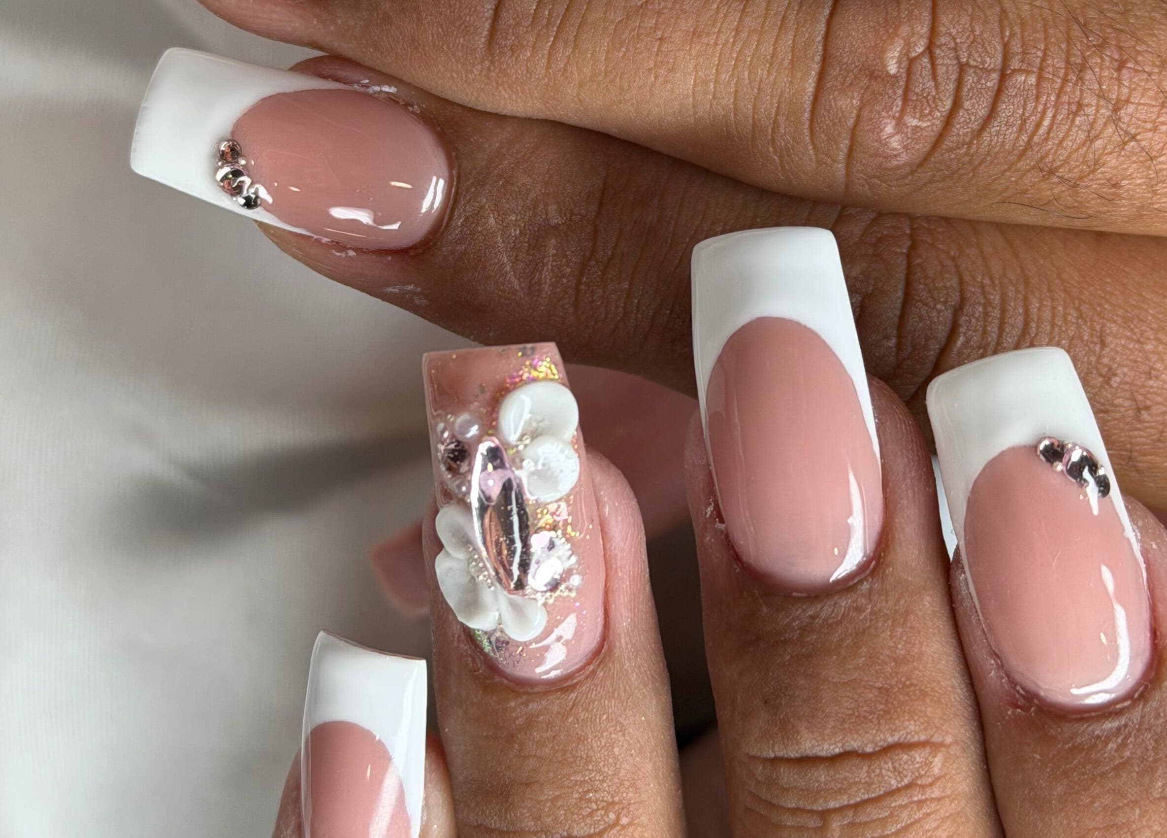 Ongles French manucure avec décoration florale à T.Nails Tahiti, Mahina, Îles Du Vent, PF.