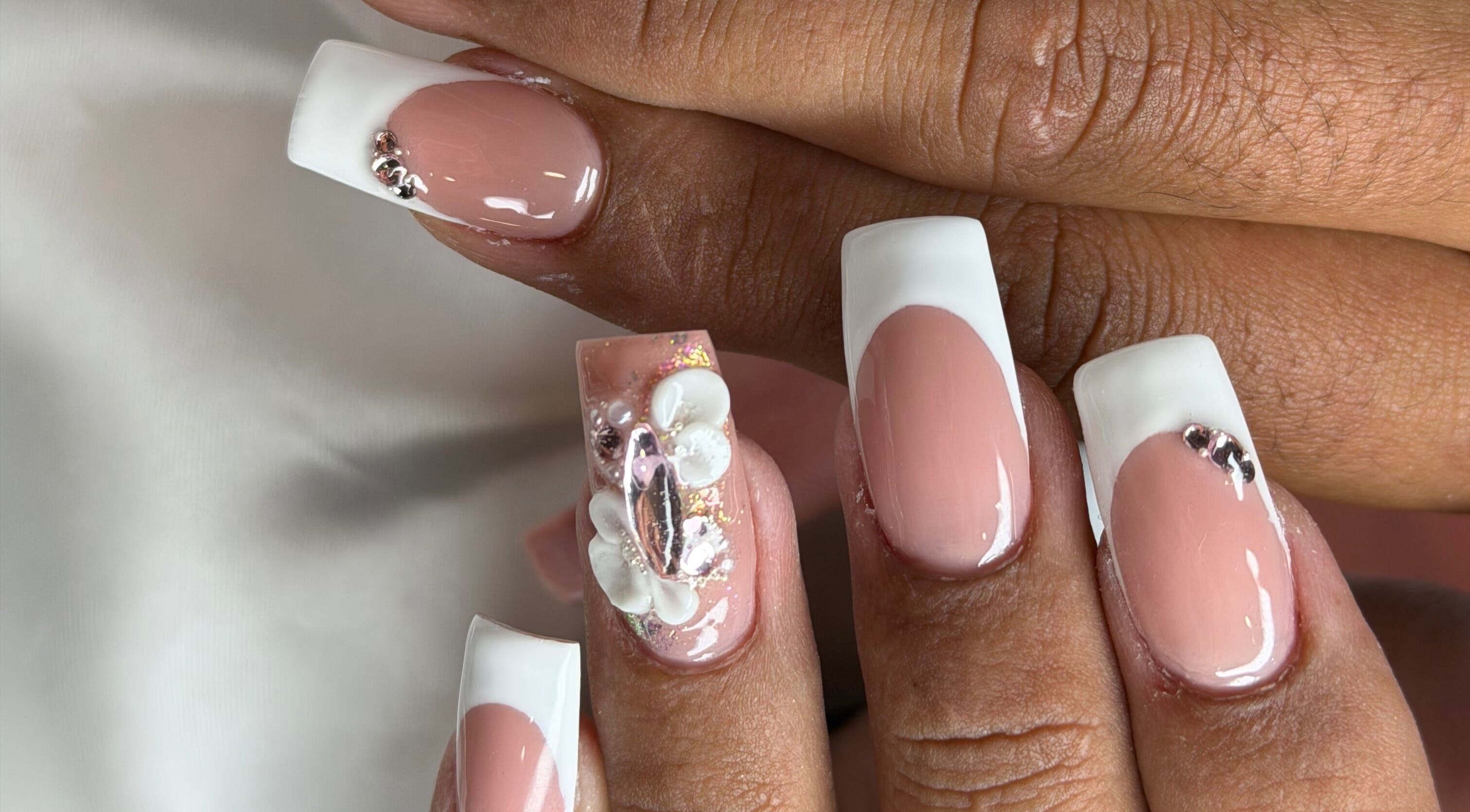 Ongles French manucure avec décoration florale à T.Nails Tahiti, Mahina, Îles Du Vent, PF.