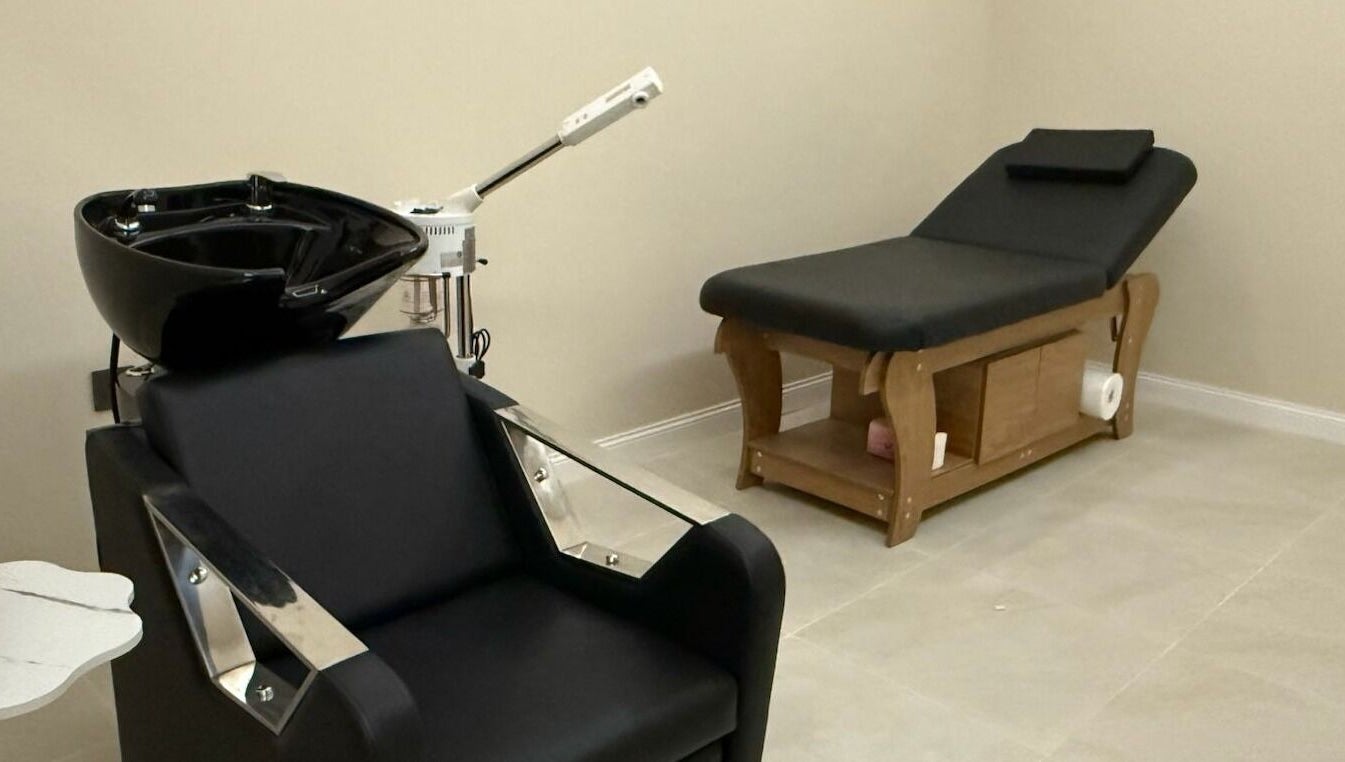 Relaxation room at Tawazun Spa, Riyadh, features a modern massage table and shampoo chair for ultimate comfort.