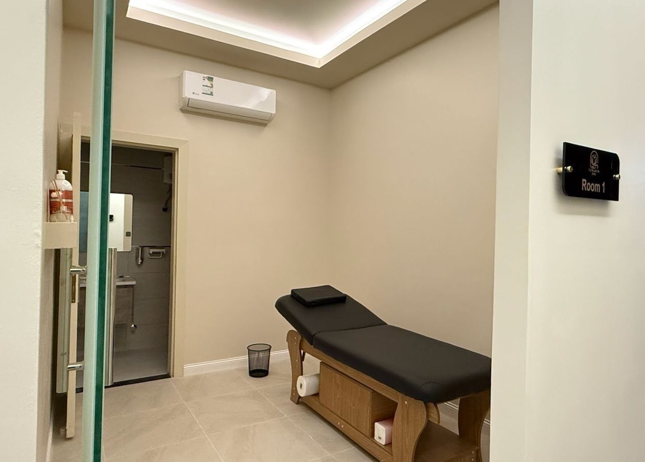 A tranquil treatment room at Tawazun Spa, Riyadh, Riyadh Province, SA, featuring a comfortable massage table.