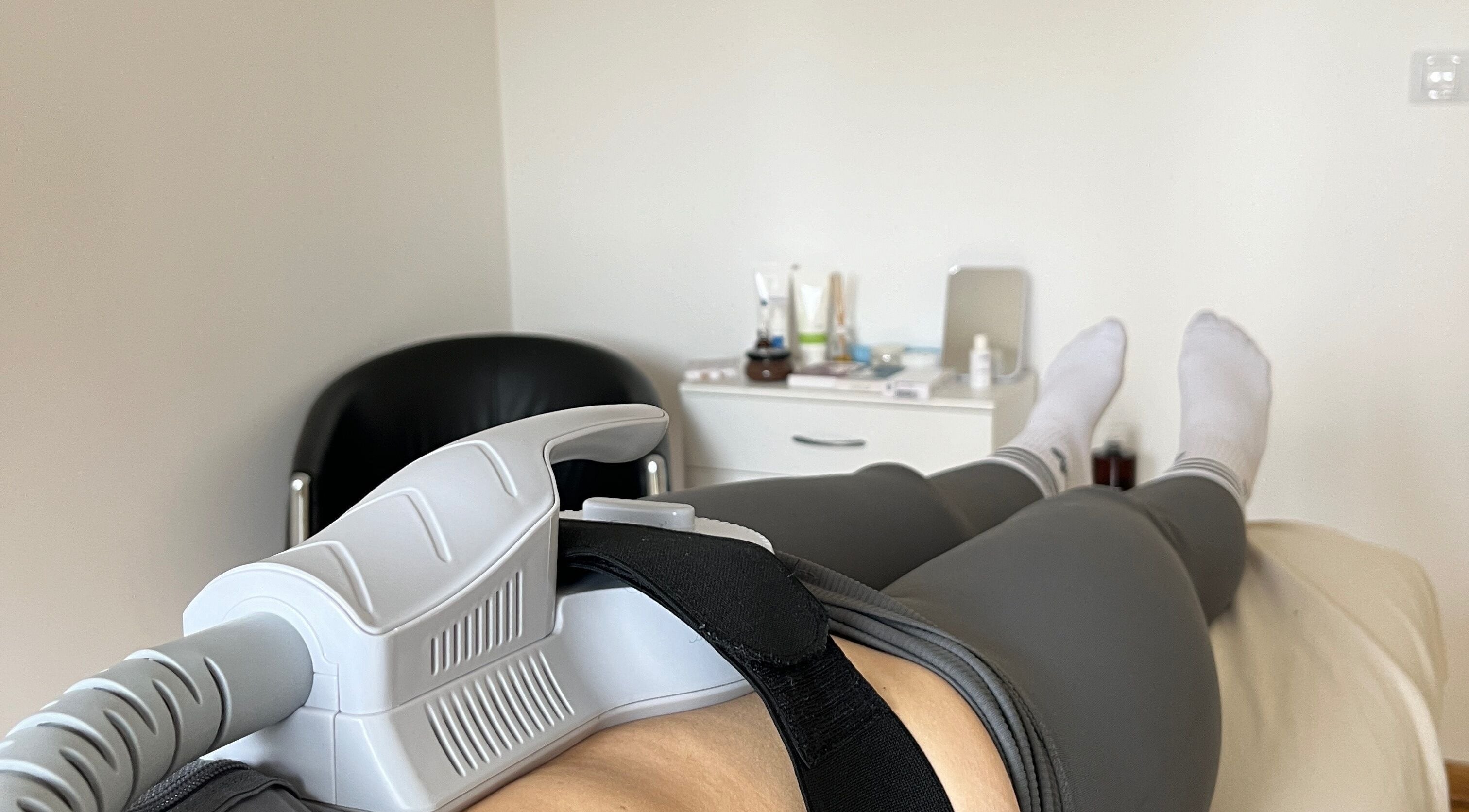 Postupak tretmana na Duo Beauty u Beogradu, Novi Beograd, RS, s opremom za oblikovanje tijela.