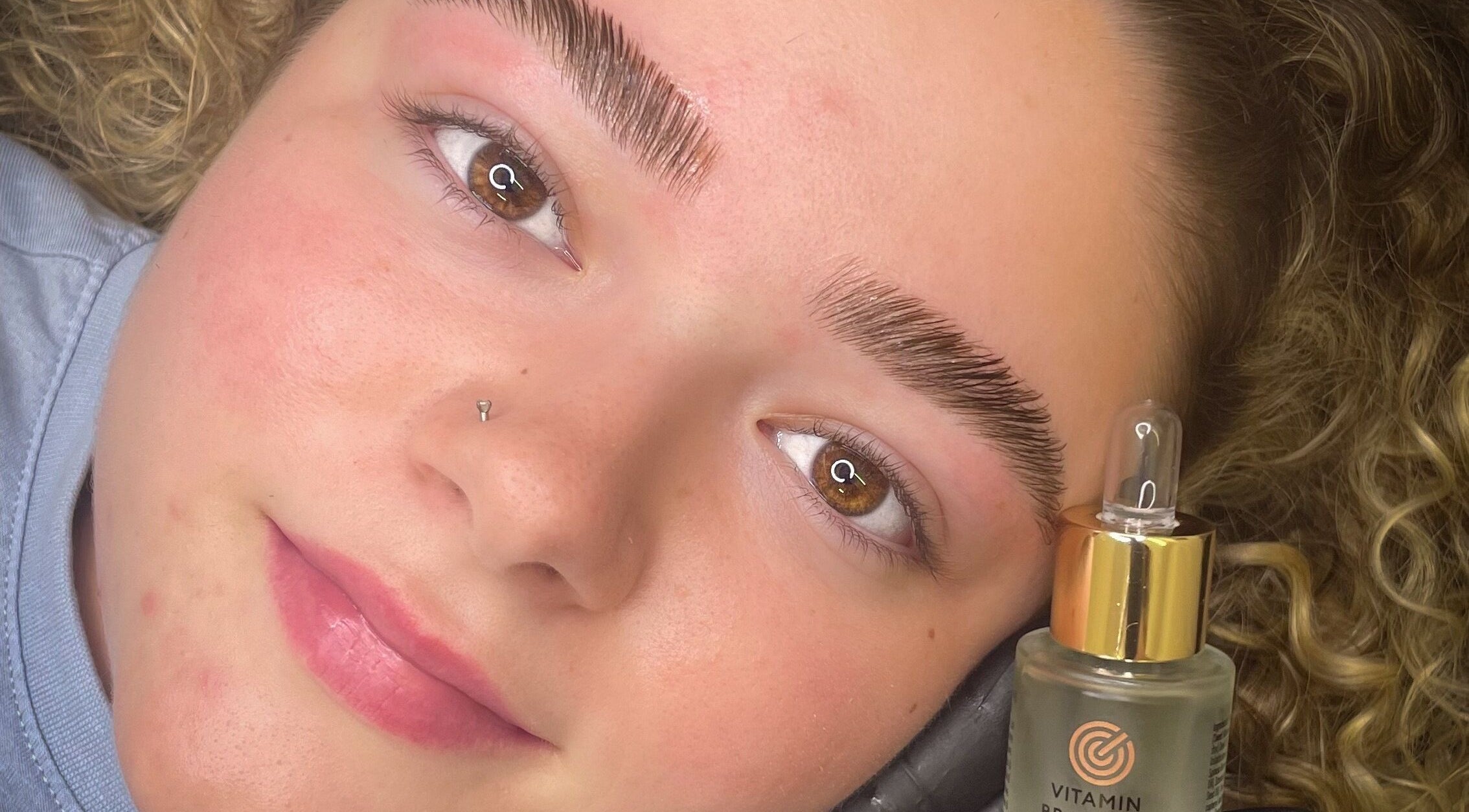 Sobrancelhas laminadas na Thaís Oliveira em Olhos De Água, Faro, PT.