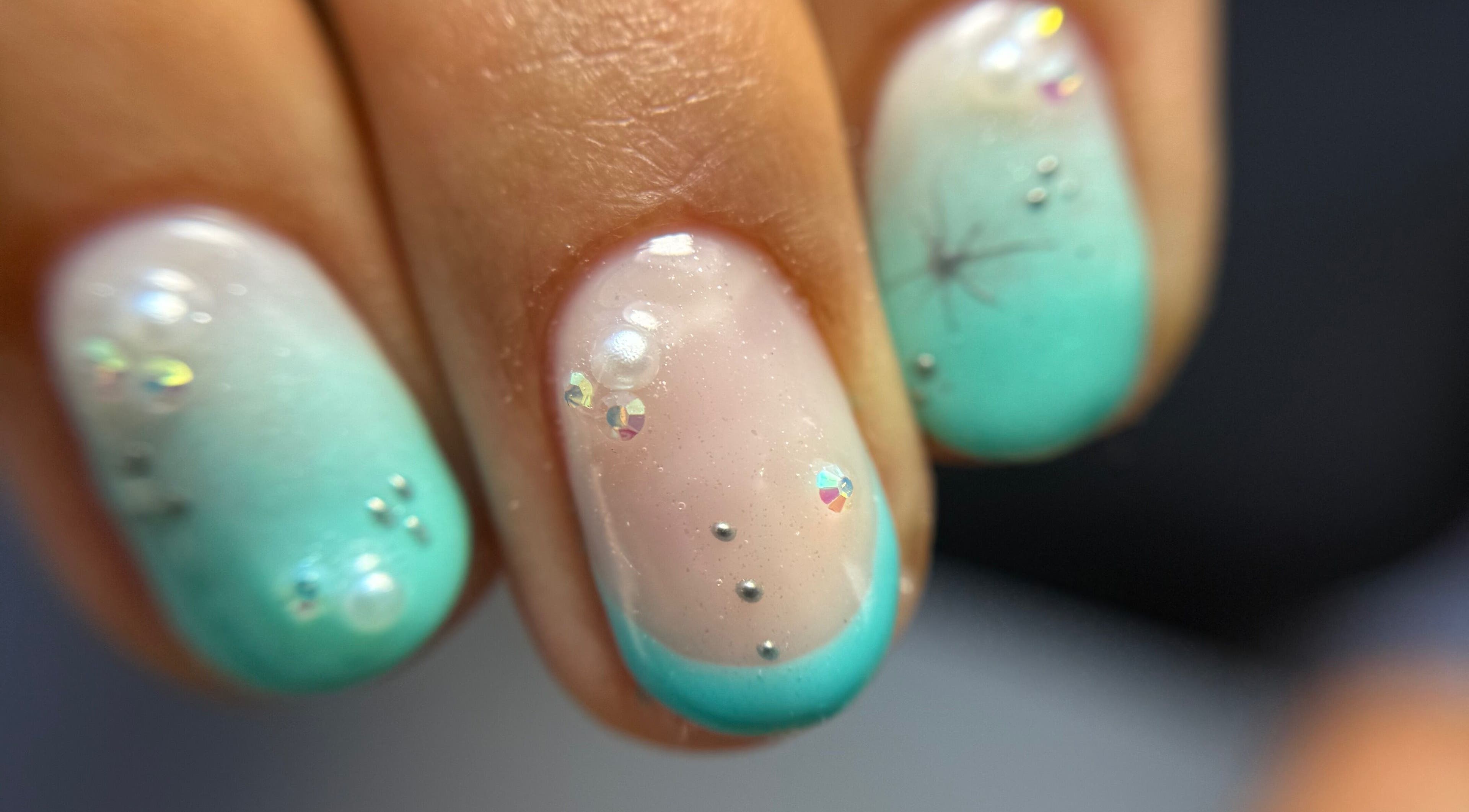 Decoración de uñas pastel y joyas en Carla Beauty Studio, Providencia, Región Metropolitana, CL.