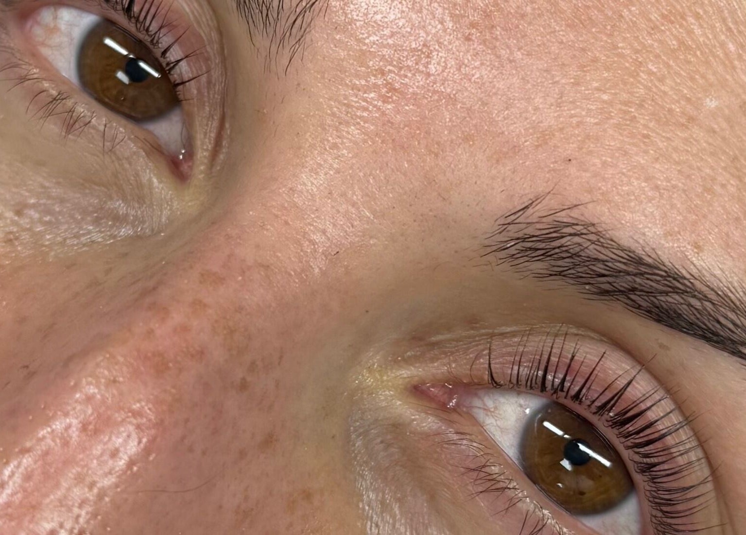 Detalles cuidados de cejas y pestañas en Carla Beauty Studio, Providencia, Región Metropolitana, CL.