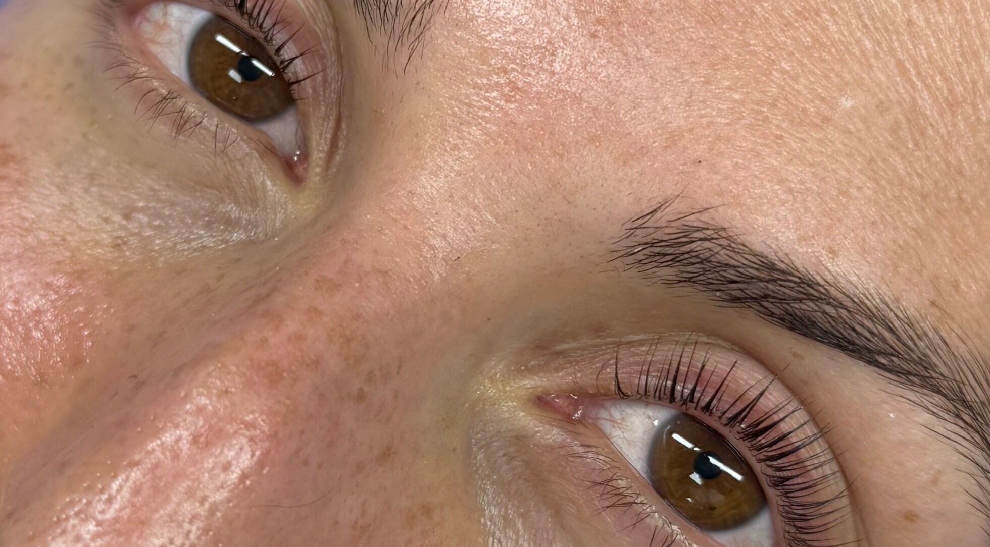 Detalles cuidados de cejas y pestañas en Carla Beauty Studio, Providencia, Región Metropolitana, CL.