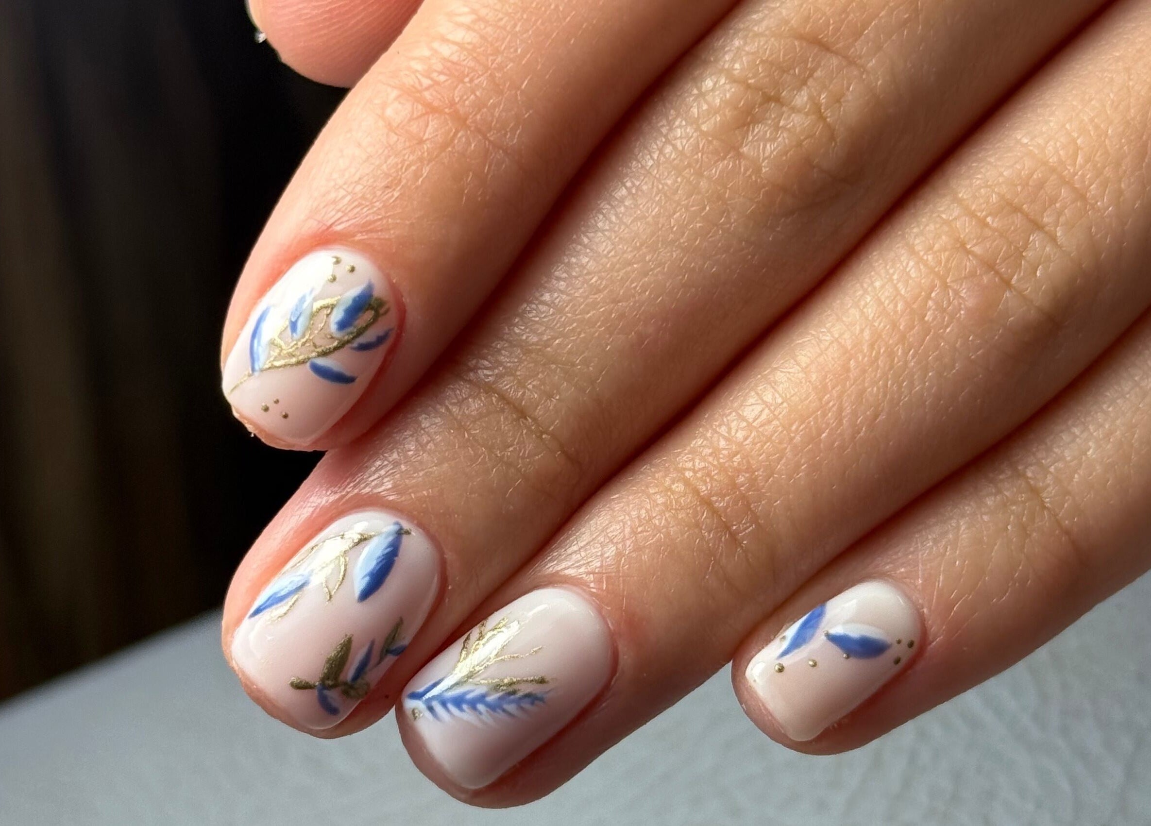 Diseño de uñas con detalles florales en Carla Beauty Studio, Providencia, Región Metropolitana, CL.