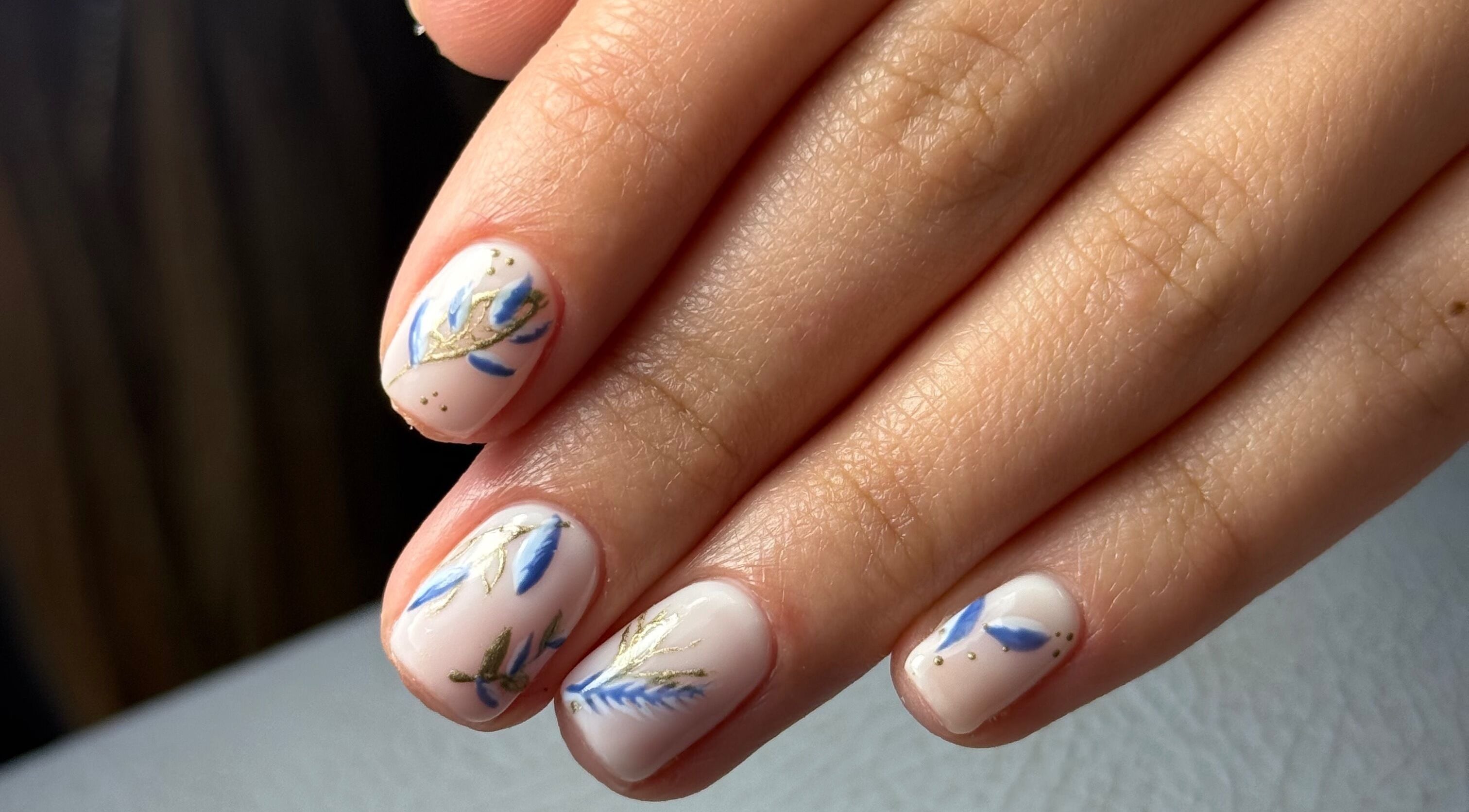 Diseño de uñas con detalles florales en Carla Beauty Studio, Providencia, Región Metropolitana, CL.