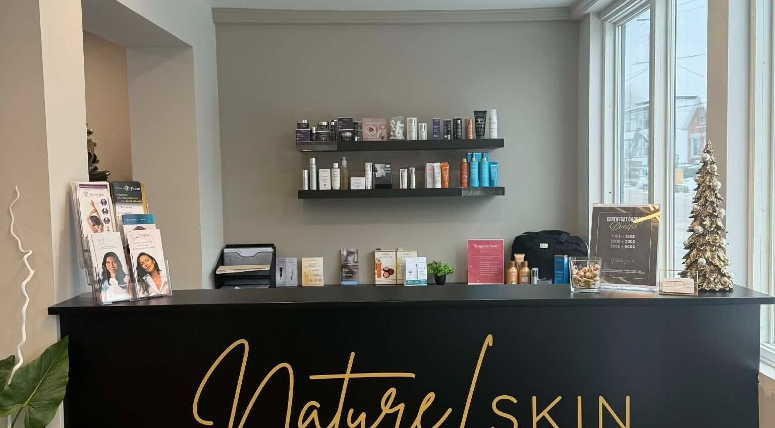 Le comptoir d'accueil moderne de Naturel Skin à Granby, Québec, CA, avec des produits de soin exposés.