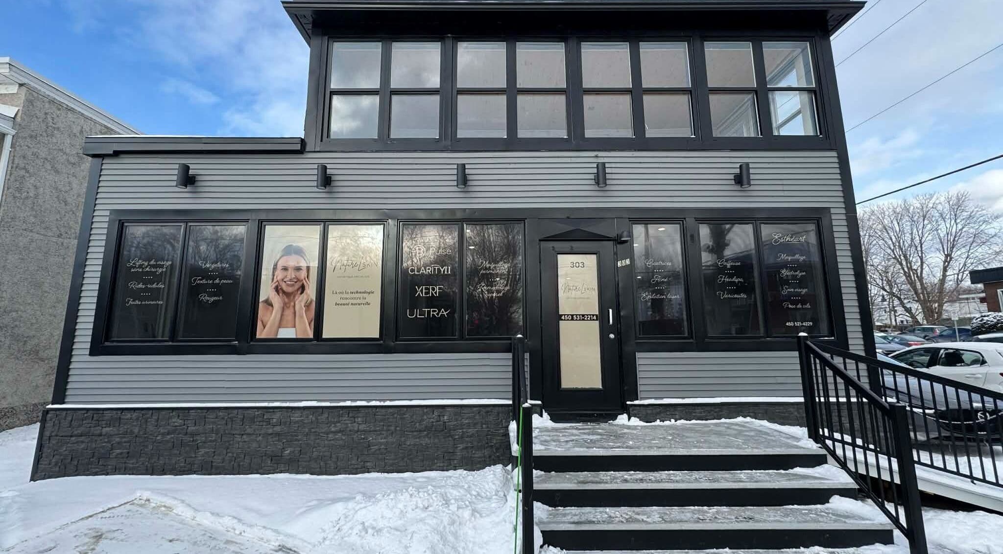 Façade moderne de Naturel Skin à Granby, Québec, CA, montrant l'entrée principale et fenêtres.