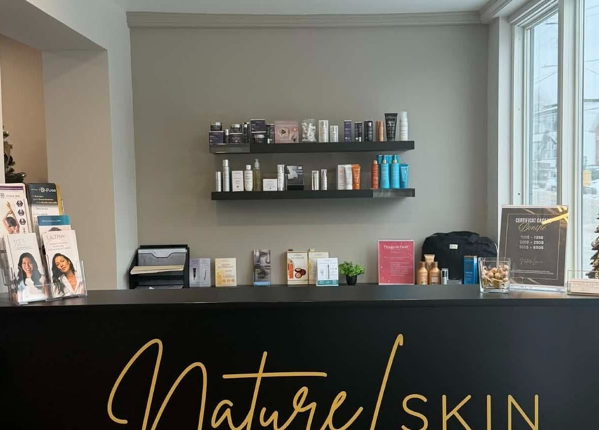 Entrée stylée chez Naturel Skin, Granby, Québec, CA avec produits de beauté en exposition.