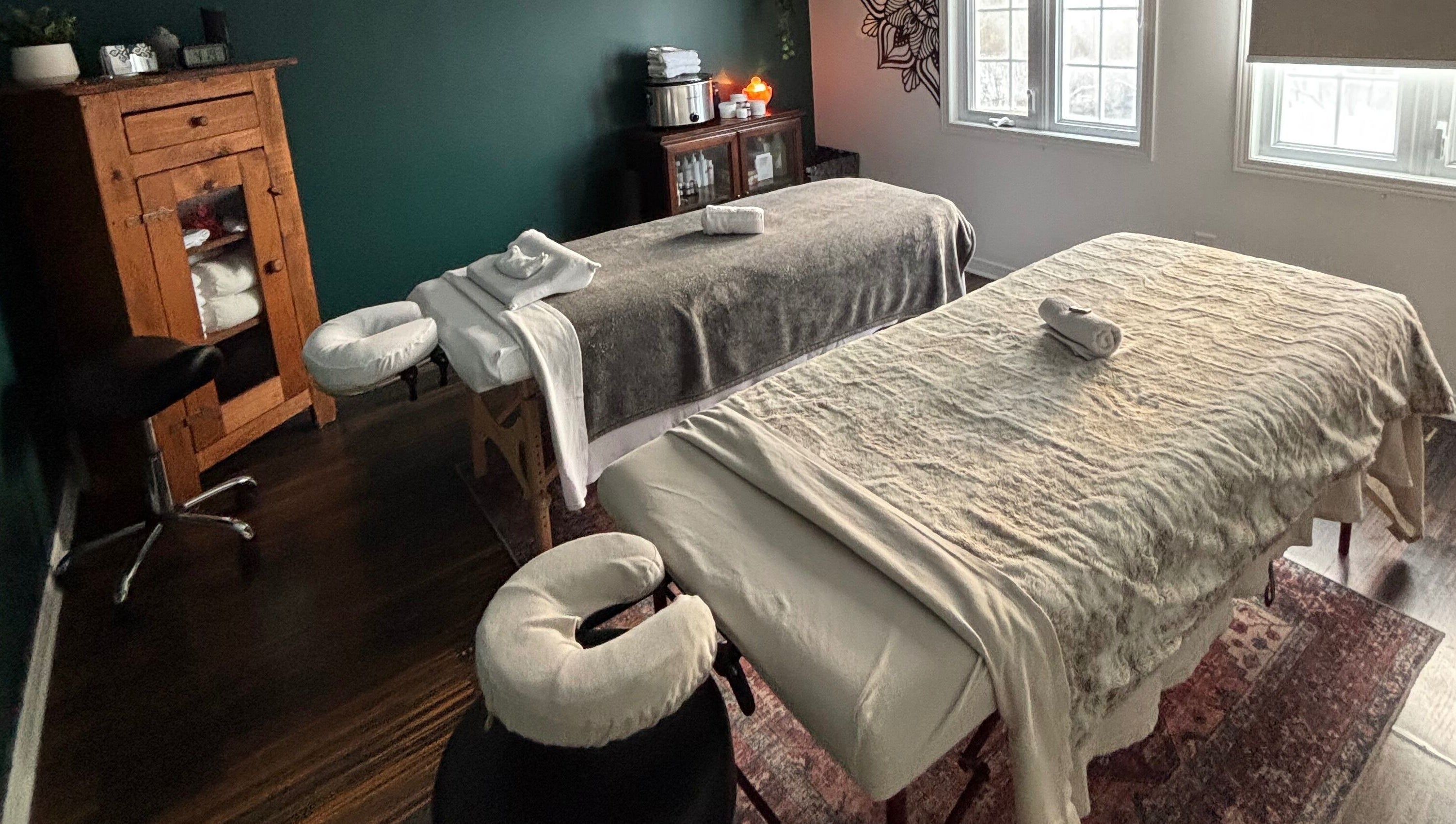 Tranquil massage room with two tables at Aylmer / Plateau, Gatineau, Québec, CA.