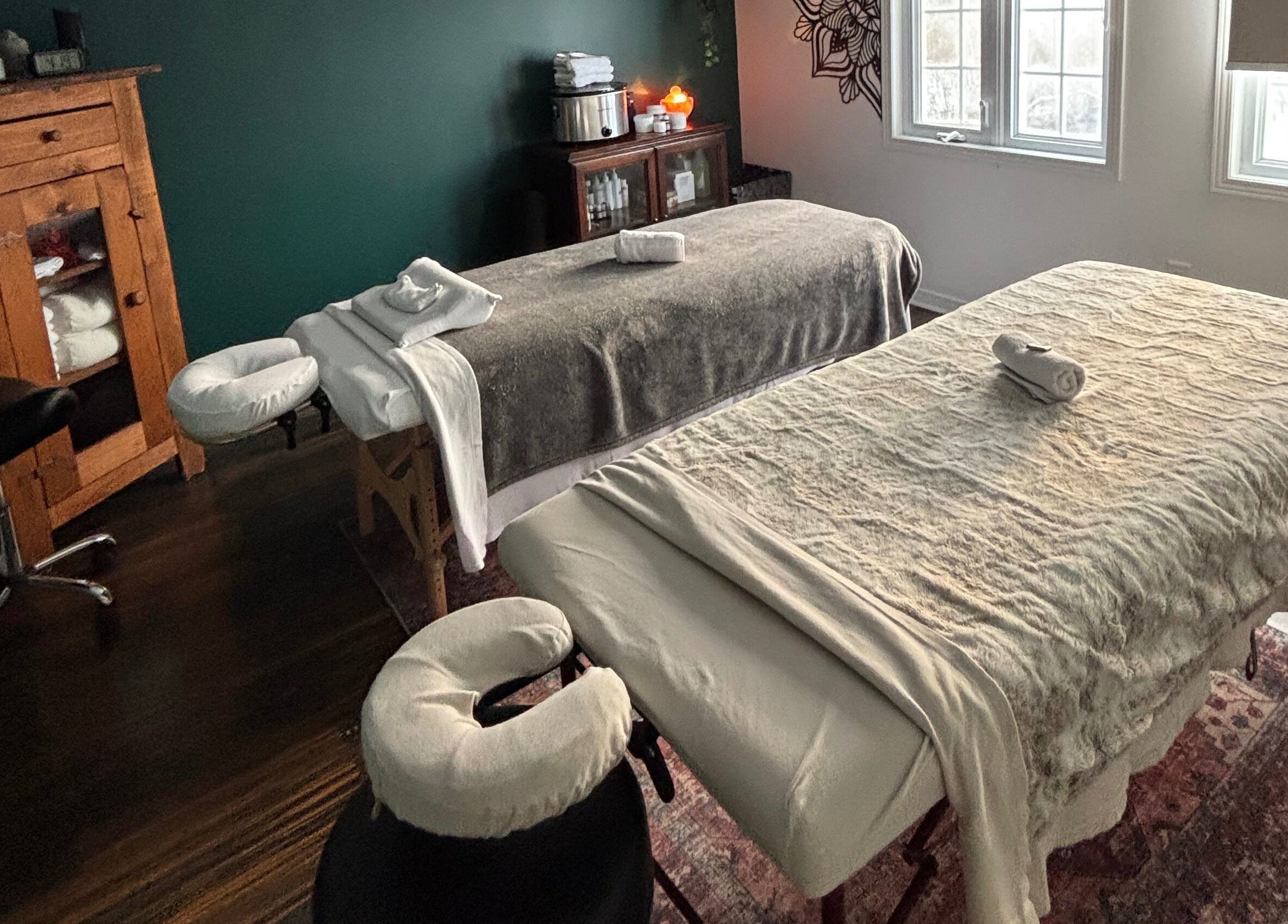 Tranquil massage room with two tables at Aylmer / Plateau, Gatineau, Québec, CA.