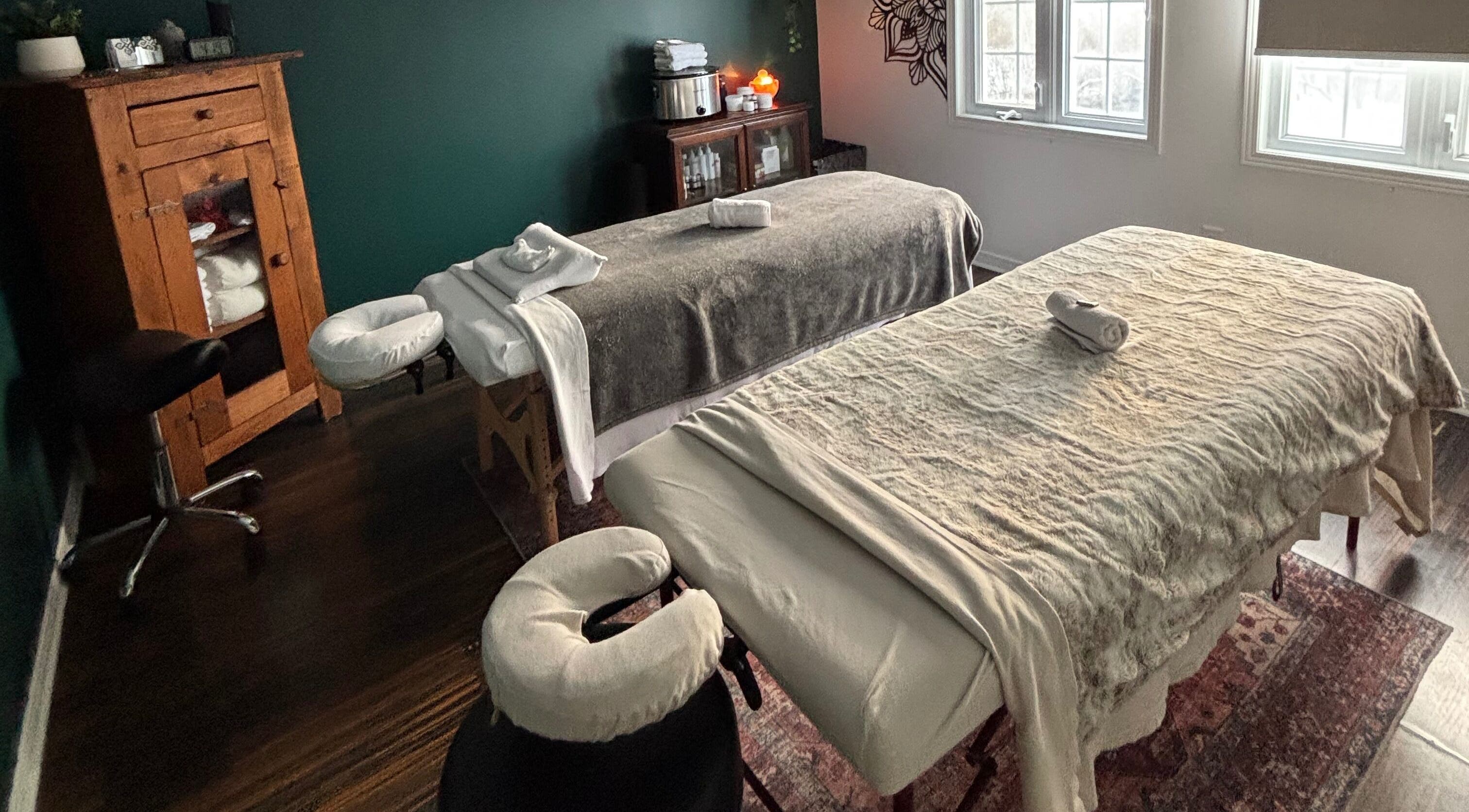 Tranquil massage room with two tables at Aylmer / Plateau, Gatineau, Québec, CA.