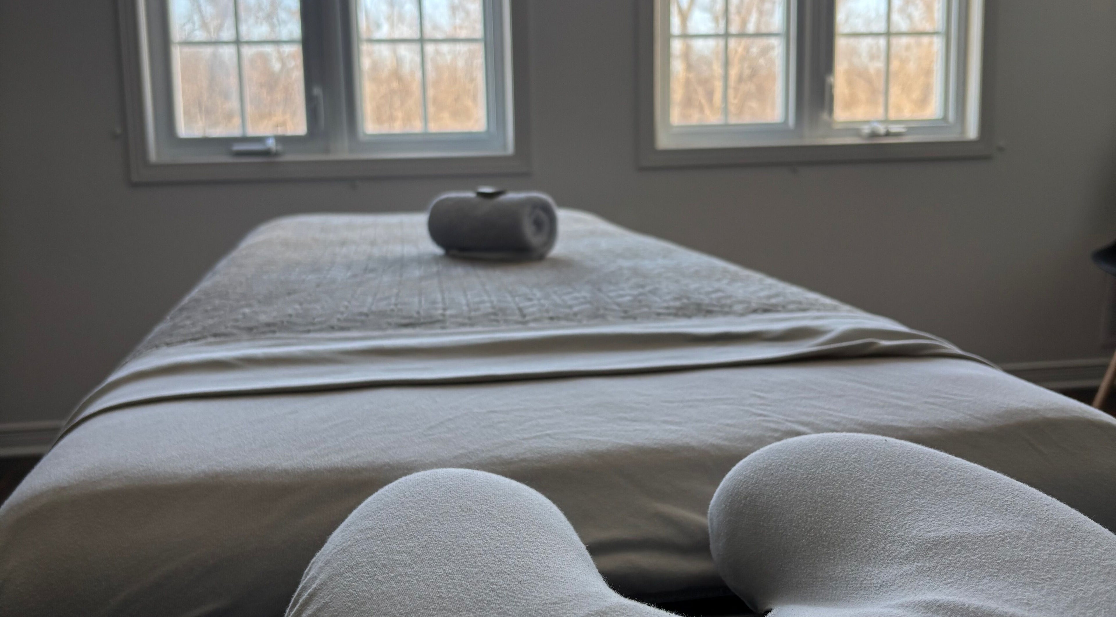 Tranquil massage room at Aylmer / Plateau in Gatineau, Québec, CA with a peaceful, sunlit ambiance.
