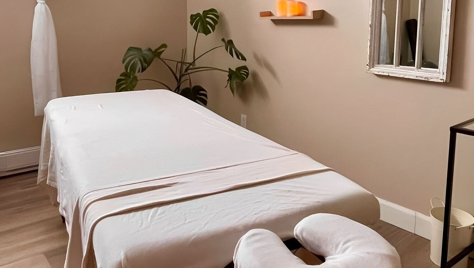 Tranquil massage room at Massothérapie Amanda Côté, Gatineau, Québec, CA, featuring a cozy table and calming decor.