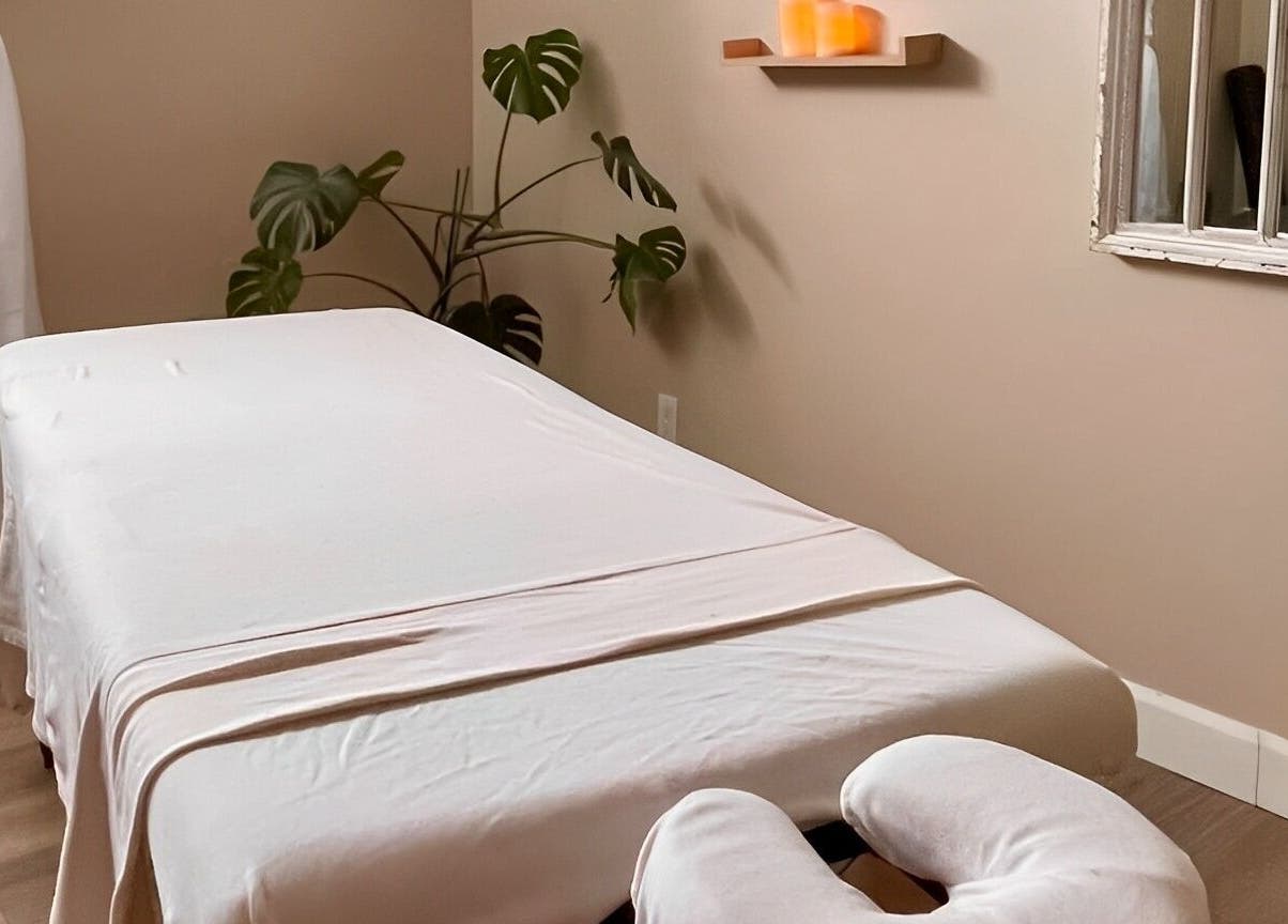Tranquil massage room at Massothérapie Amanda Côté, Gatineau, Québec, CA, featuring a cozy table and calming decor.